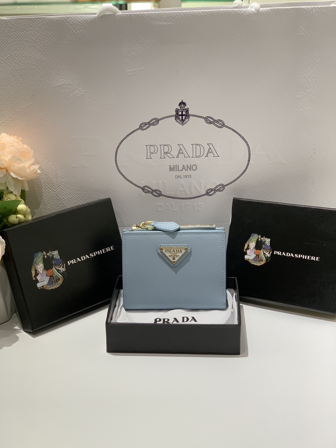 ORI หนังแท้ | Prada Wallet / Prada Small logo-plaque Saffiano Wallet กระเป๋าสตางค์ปราด้าใบกลาง เรียบหรู หนัง Saffiano เนื้อนุ่ม มีฟังก์ชันและสไตล์ให้เลือกด้วยช่องใส่บัตรหลายช่อง
