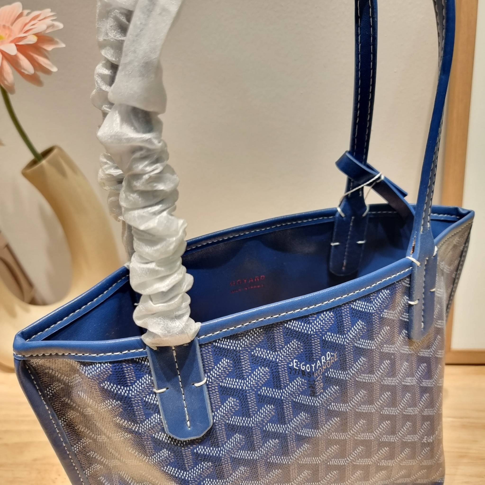 GOYARD MINI ANJOU REVERSIBLE TOTE ฮอตไอเท็ม กับกระเป๋าสะพายทรงโท้ท ไซส์มินิ กะทัดรัดมาก มาครบสีขายดี เลิศทุกสี รูปทรงคลาสสิค ดีไซน์เป็นเอกลักษณ์ ใช้งานได้หลากหลาย สามารถกลับด้านใช้ได้แบบไม่มีเบื่อ