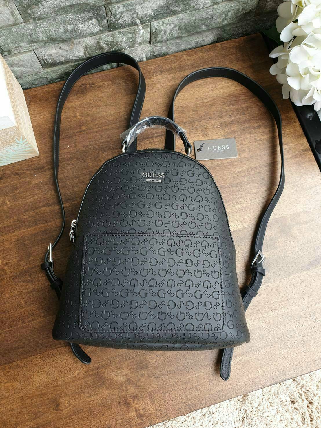 GUESS WOMAN'S BACKPACK กระเป๋าสะพายเป้ขนาดกำลังดี วัสดุหนังแกะสังเคราะห์ โลโก้รอบใบ หนังสวย น้ำหนักเบามากกกๆ!! กันน้ำ ทำความสะอาดง่าย มีหูหิ้วเเละสายสะพายหลังเลื่อนปรับได้ 5 ระดับ ด้านหน้าประดับโลโก้แบรนด์ อะไหล่เงิน และ มีช่องใส่ของ 1 ช่อง เปิดปิดด้
