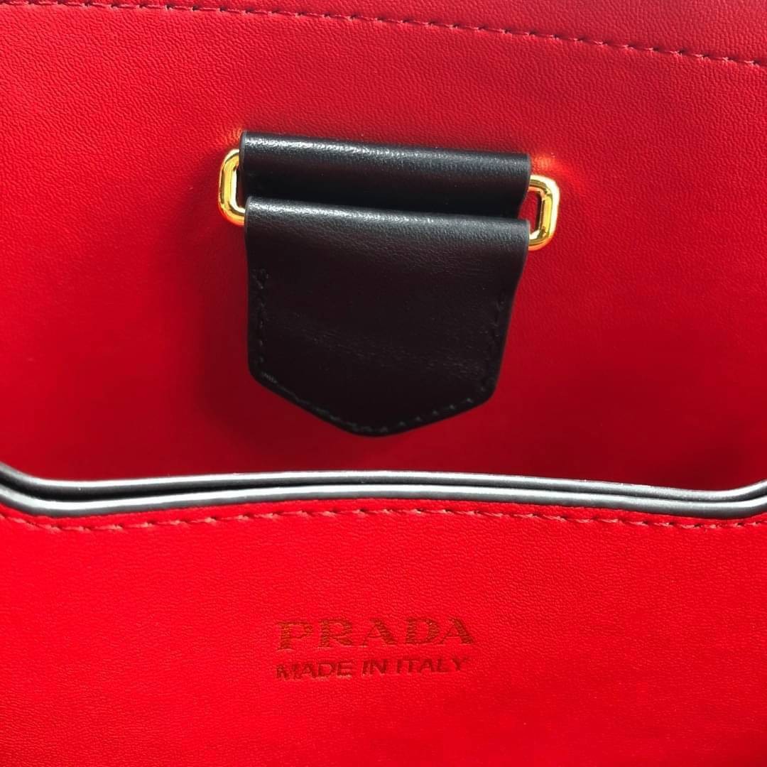 VIP 】หนังแท้ Prada Panier Bag Medium Saffiano Leather พร้อมส่งที่ไทย กระเป๋าสะพายข้างทรงบัคเก็ต จุของได้เยอะมาก เรียบแต่หรู ต้องใบนี้เลยค่าา