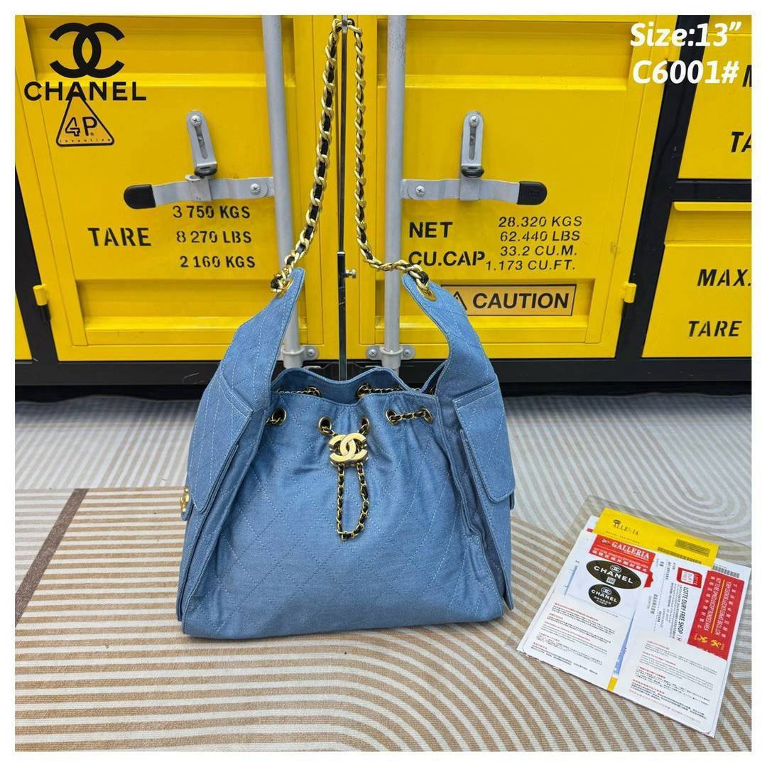 CHANEL 25 Small Handbag กระเป๋าสะพายทรงโฮโบ คอลใหม่ล่าสุด ต้อนรับฤดูกาล SPRING-SUMMER 2025 รูปทรงใช้งานได้จริง จุของได้ ถือเก๋ๆ เอวี่เดย์ลุค บอกเลยว่าดีไซน์เก๋มาก