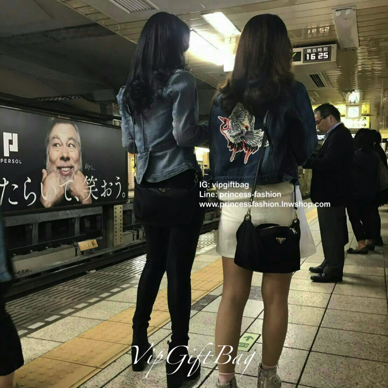 Best Seller ~~ งานพรีเมี่ยมกิ้ฟ จากเคาเตอร์ต่างประเทศ จากแบรนด์ PRADA เป็นกระเป๋า เครื่องสำอางค์ แต่มีสายสะพายยาวให้ 2 สาย เป็นแบบคล้องแขน และสะพายข้างลำตัว ใช้เป็น shoulder bag ได้เลยค่า หรือ ถือลำลองสวยๆ ก้อเลิศค่ะ คุ้มมากค่ะ ภายในมีช่องแบ่งเก็บของอย่าง