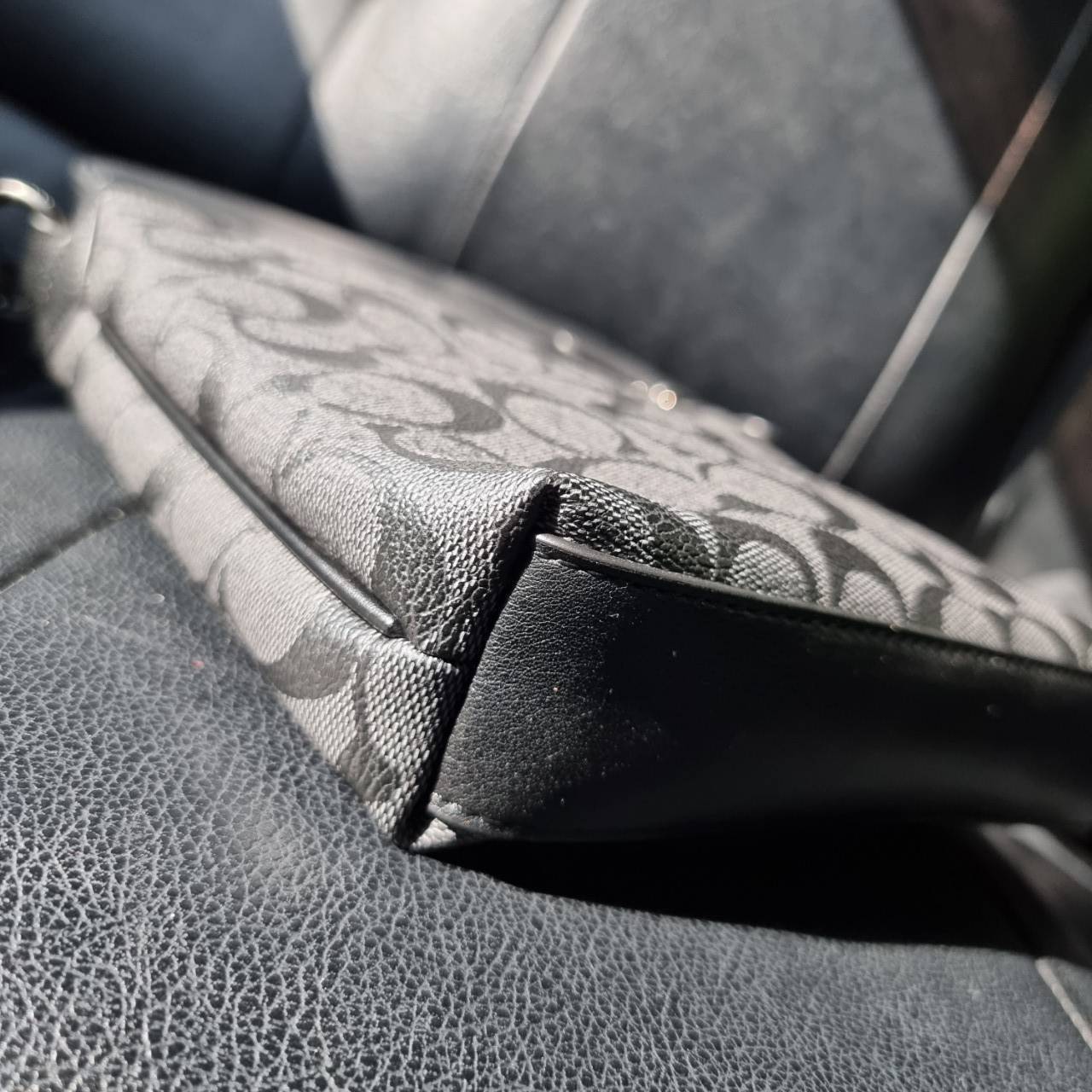 COACH F73336 HOUSTON FLIGHT BAG IN SIGNATURE CANVAS รุ่นนี้หนุ่มๆเค้ารู้กัน!! ขายดีตลอดกาล!! คลาสสิคไม่มีใครเกิน!! กระเป๋าสะพายข้างทรงแมสเซ็นเจอร์ยอดฮิต ทรงสวย ดูดี วัสดุหนังแคนวาสเคลือบลายสลับหนังแท้ เปิด-ปิดด้วยซิป ด้านหน้าและหลังสามารถใส่ของได้ ภายในแบ