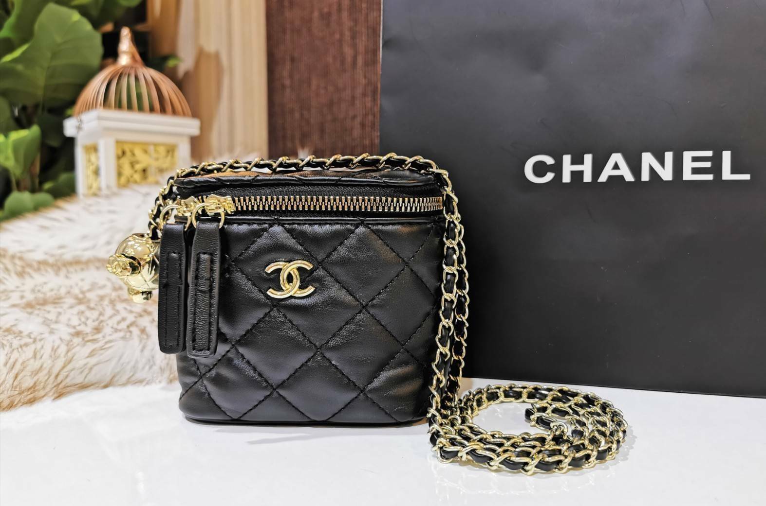 พรีเมี่ยมกิ๊ฟแท้ 100% 】Chanel Mini Clutch Bag With Chain VIP Gift With Purchase (GWP) กระเป๋าสะพายพรีเมี่ยมกิ้ฟทรงเหลี่ยมขนาดมินิสุดน่ารักดีไซน์สุดฮิตหนังเรียบสวยอยู่ทรงเปิดปิดด้วยซิปคู่สะดวกใช้ ด้านหน้าประดับโลโก้แบรนด์อะไหล่ทอง