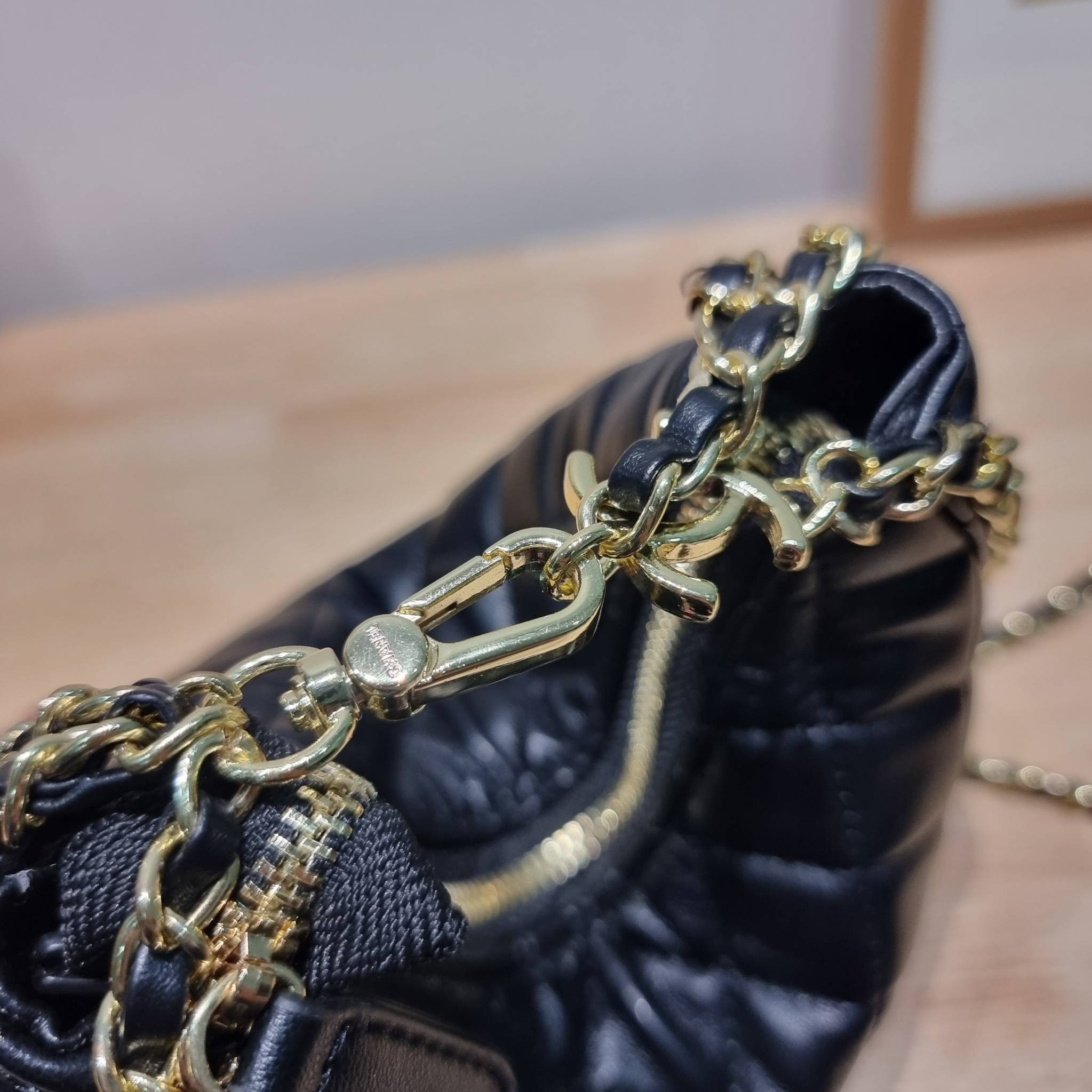 Chanel small hobo bag ใหม่ล่าสุดคอล 2023 กับกระเป๋าสะพายทรงโฮโบ ที่มีลูกเล่นให้สาวๆได้ใช้ไม่มีเบื่อ มีอะไหล่เกี่ยวปรับทรงได้ ดีไซน์โซ่ตกแต่งรอบตัว