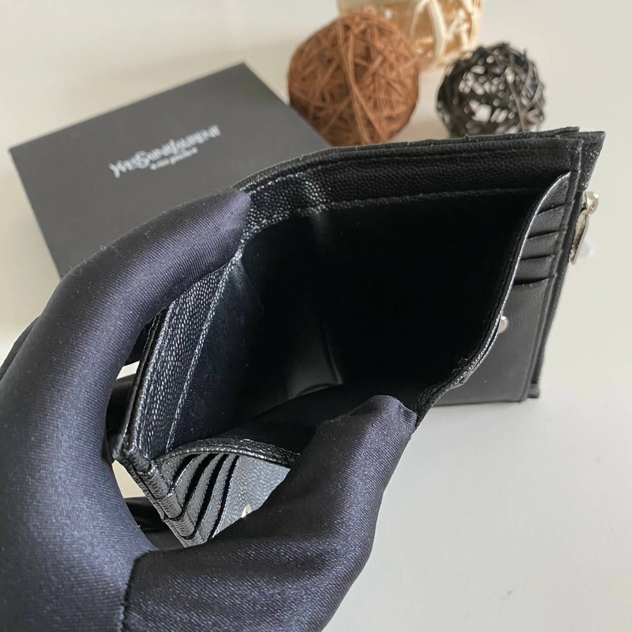 VIP GIFT 】หนังแท้ YSL SAINT LAURENT Monogram Zipped Bifold Wallet มาแล้วจร้า ถามหากันเยอะมากๆ กระเป๋าสตางค์ใบสั้นที่ใส่แบงค์ ใส่บัตร ใส่เหรียญได้เยอะสุดๆ มีสองด้านซิปและพับ ใบเดียวครบจบเลย หนังสวยมาก ละเอียดสุดๆ