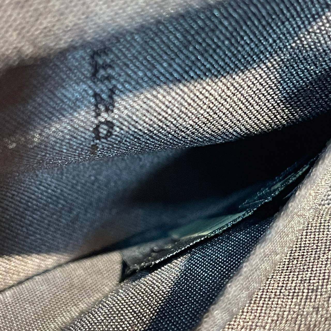 หนังแท้ Fendi Wallet On Chain With Pouches leather mini-bag กระเป๋าสะพายข้างทรงเหลี่ยมตกแต่งด้วยโลโก้ Fendi กระดุมแป๊ก มาพร้อมกระเป๋าด้านในแบบถอดได้ถึง 2ใบ สุดคุ้ม พร้อมสายโซ่และสายสปอร์ตถอดออกได้ ไอเท็มนี้ไม่ควรพลาดเลยค่าา