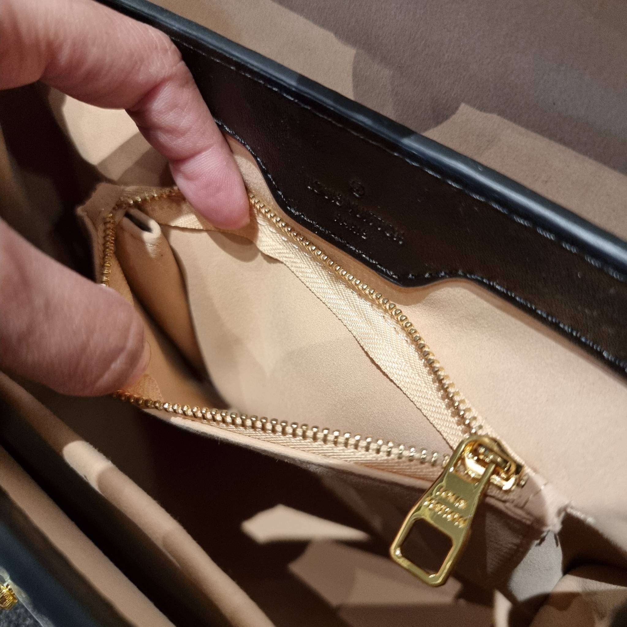 ใหม่ล่าสุดจาก LV monogram vintage box bag มาพร้อม box set สุดหรูรุ่นนี้ดีเทลยอดเยี่ยม เก็บรายละเอียดได้ดีและโดดเด่น ถือแล้วผู้ดีมาก!! วัสดุหนังแคนวาสสลับหนังแท้ เปิด-ปิดด้วยตัวบีบล็อค แน่นหนา ภายในโล่งกว้าง เลิศตรงที่เก็บทรง ขยายทรงด้านข้างได้ คอนโทรลด้วย