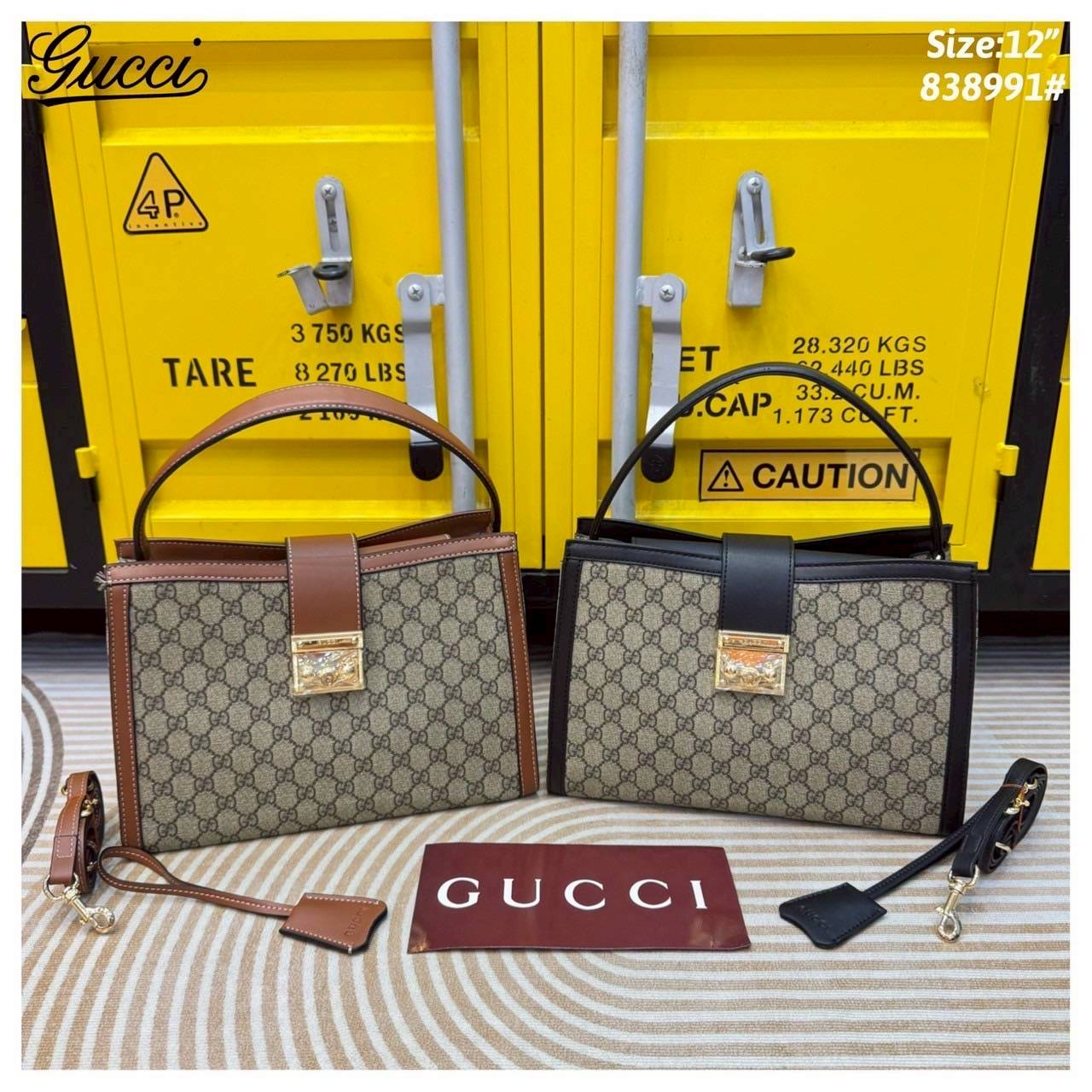 Gucci Padlock large tote bag กระเป๋าสะพายขนาดกลางพร้อมกุญแจล็อกและสายโซ่ รังสรรค์จากด้วยGG Supreme ที่ตัดเย็บจากผ้าไมโครไฟเบอร์เคลือบด้วยลาย GG พร้อมรายละเอียดหนังที่นุ่มเกินคาด