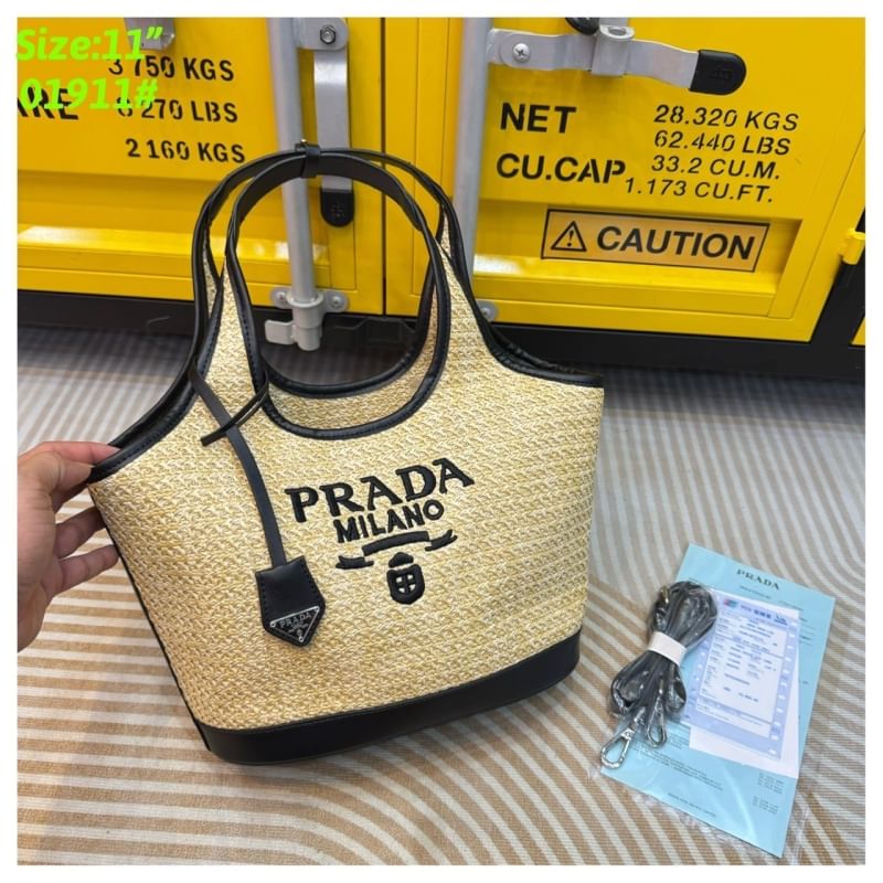 Prada crochet and leather tote bag กระเป๋าทรงโท้ท สวยไม่ซ้ำใคร สไตล์บีช เหมาะมากกับการสะพายไปเที่ยวทะเล หรือจะใช้ในวันสบายๆก็ตอบโจทย์ รุ่นนี้มีไว้ยังไงก็ได้ใช้บ่อยแน่นอน