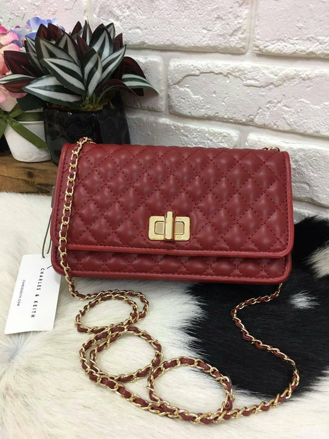 Charles&kieth quilted chain strap bag กระเป๋าขนาดมินิคลัช หนังPU เย็บตารางนูนทั้งใบ ด้านหน้าเปิด/ปิด แบบตัวบิดหมุน ด้านหลังมีโลโก้แบรนด์นูน ภายใน มีช่องใหญ่ ประกอบด้วย ช่องซิป ช่องการ์ด และมีช่องย่อย ใส่ของได้จุคุ้มสุด ๆ พกพาสะพายได้ทุกวัน น้ำหนักเบา จะสะ