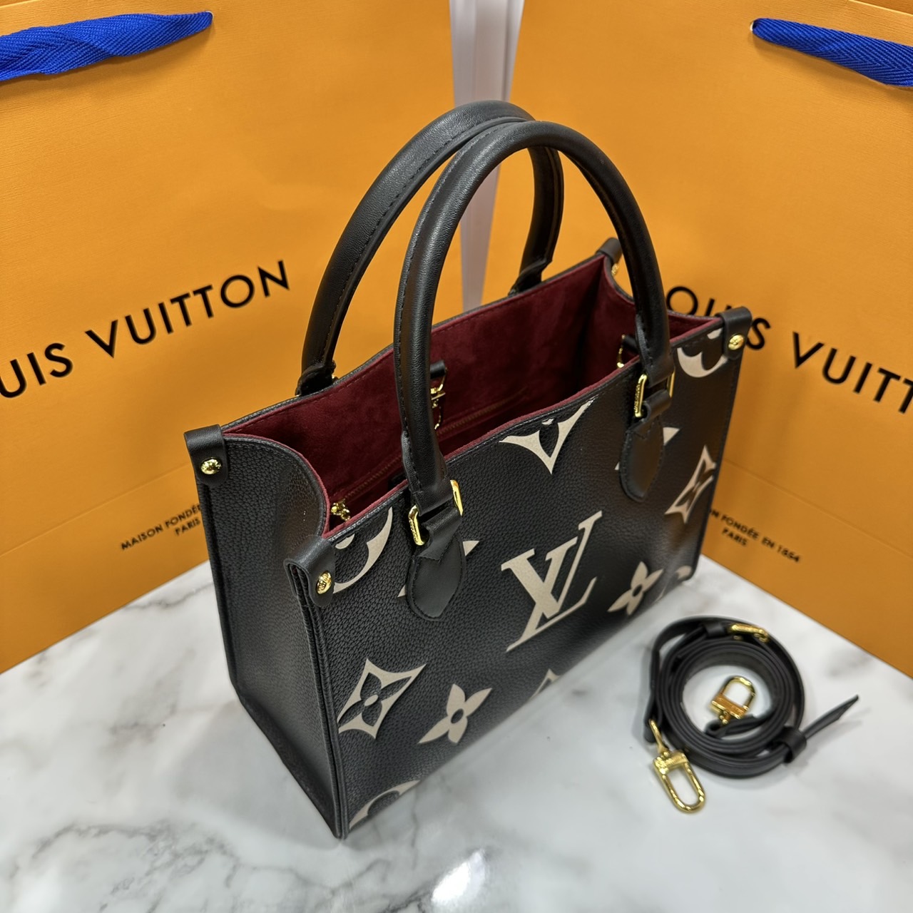 ORI หนังแท้ | LV OnTheGo PM bag กระเป๋าสะพายทรงโท้ท Monogram Empreinte ประทับลาย Medium Bicolor พกพาของใช้ที่จำเป็นอย่างมินิแท็บเล็ต เลือกใช้งานได้หลายรูปแบบ