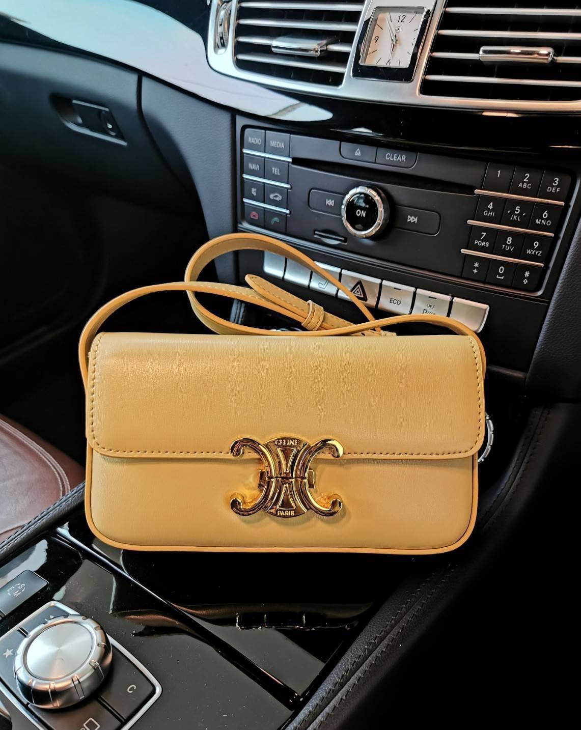 พรีเมี่ยมกิ๊ฟแท้ 100% 】CELINE TRIOMPHE SHOULDER BAG VIP GIFT WITH PURCHASE-GWP พรีเมี่ยมกิ๊ฟ Limited Edition จาก CELINE PERFUME DUTY FREE COUNTER วัสดุ TRIOMPHE & LEATHER ดีไซน์ยอดนิยมสไตล์สาว LISA