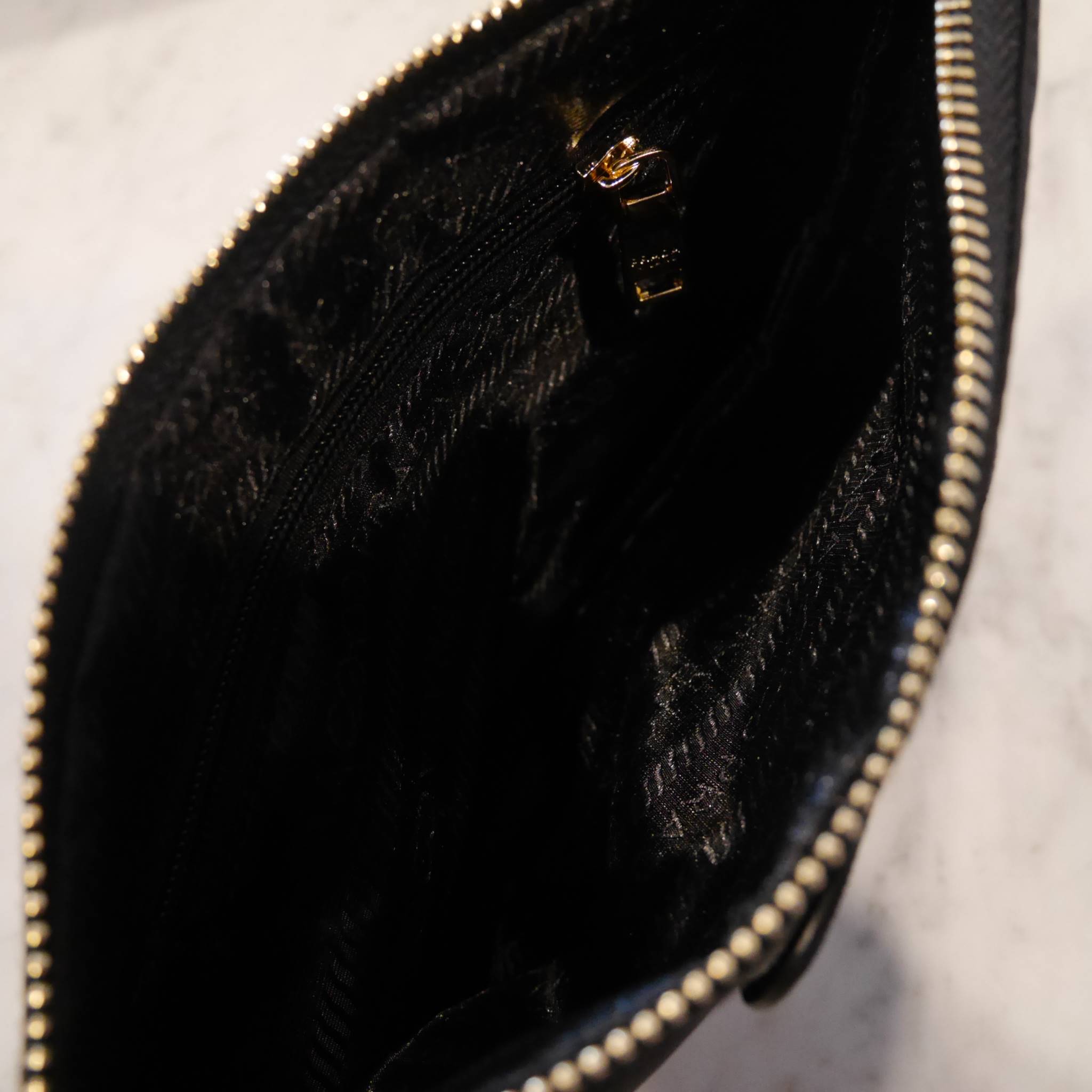 รุ่นยอดนิยม! **กลับมาแล้วคะ กระเป๋าอเนกประสงค์ทรง clucth & crossbody จาก งานพรีเมี่ยมกิ้ฟ จากเคาเตอร์ต่างประเทศคะ แบรนด์ PRADA มาค่า เป็น กระเป๋าผ้าไนล่อน ตามแบบฉบับของแบรนด์เลย ใบนี้มีสายยาวให้คะ **เลิศมาก สะพายเป็น shoulder bag ได้เลย ขนาดกำลังดีคะ ใส่ม