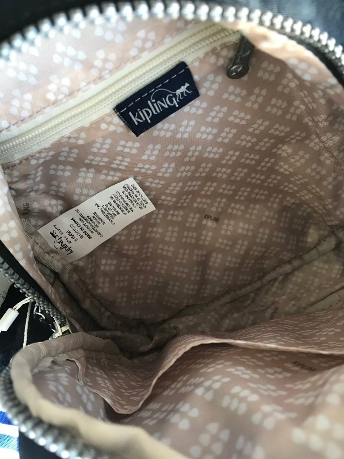 Kipling Backpack & Handbag K15456 กระเป๋าหรือสะพายหลังแบบเป้ หรือคาดอก เปลี่ยนสไตล์เท่ๆได้ด้วยซิปเดียวด้านหลัง ขนาดกลางกำลังดี วัสดุpolymide100% น้ำหนักเบา ช่องหลักเปิดปิดสองชั้นด้วยซิปและตัวล้อคทันสมัยใช้งานง่าย ด้านหน้า1ช่องซิปเก็บของจุกจิกจิก ใช้ได้แบบ