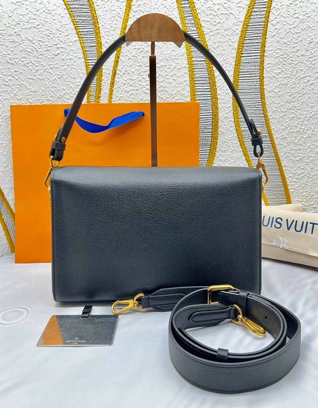 LV Twist Bag 27cm กระเป๋าสะพายดีไซส์เรียบหรูดูแพง ต้องยกให้รุ่นนี้ โลโก้อะไหล่สีทองหรูหราโดดเด่น ที่สุดของความสวยคลาสสิคย้อนยุค ภายในเป็นช่องโล่ง ควรมีติดตู้ไว้ซักใบค่ะ