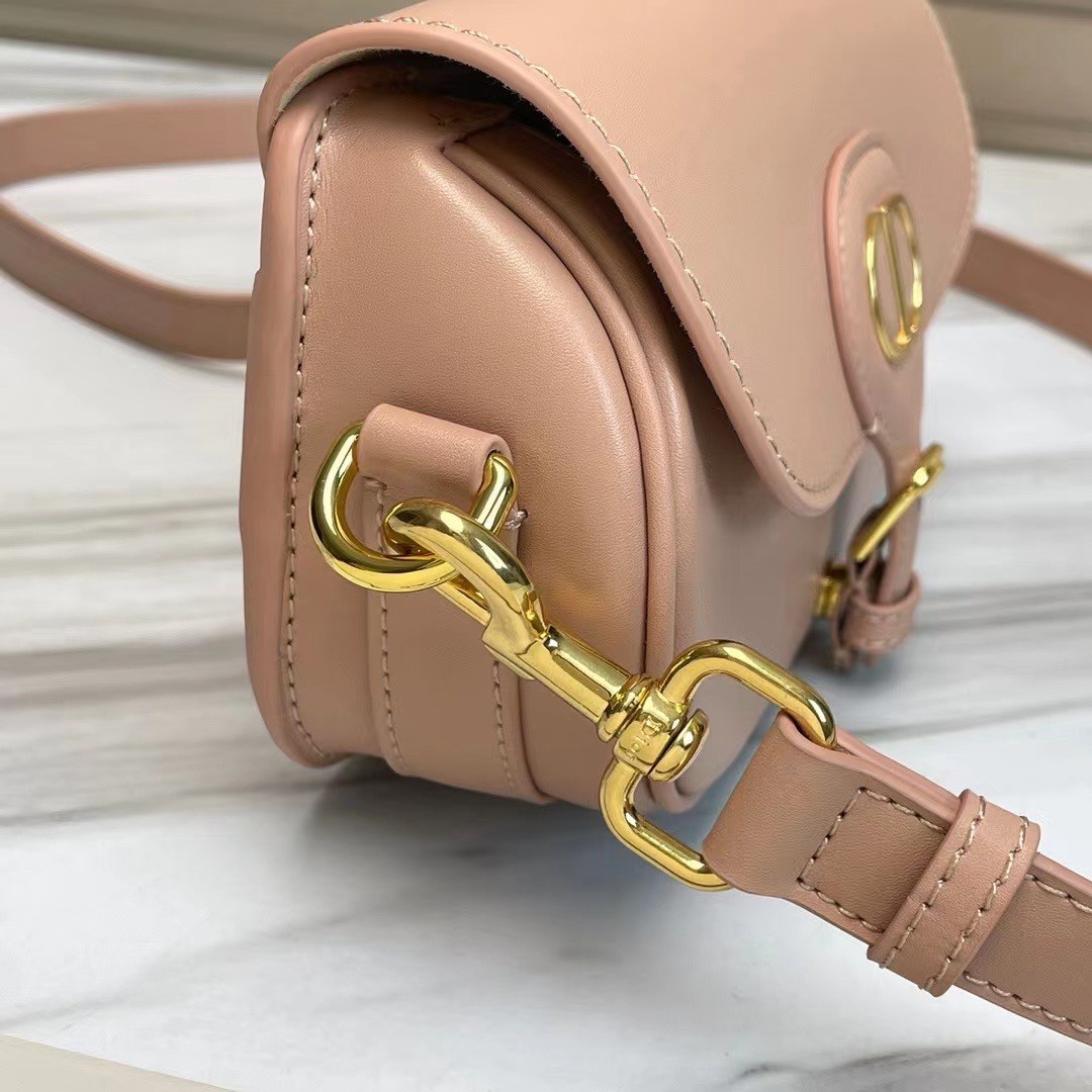 หนังแท้ DIOR BOBBY EAST-WEST BAG พร้อมส่งที่ไทย งานหนังแท้ทั้งใบเกรดออริจินอล ภาพสินค้าถ่ายจากงานขายจริง ใช้งานต่างประเทศได้ รุ่นใหม่ในฤดูกาลนี้ เพิ่มความทันสมัยให้กับซิลลูเอทของ Hobo ผ่านเส้นสายที่สง่างามและสัดส่วนที่กลมกลืนกัน สไตล์หนังลูกวัว โดดเด่นด้ว