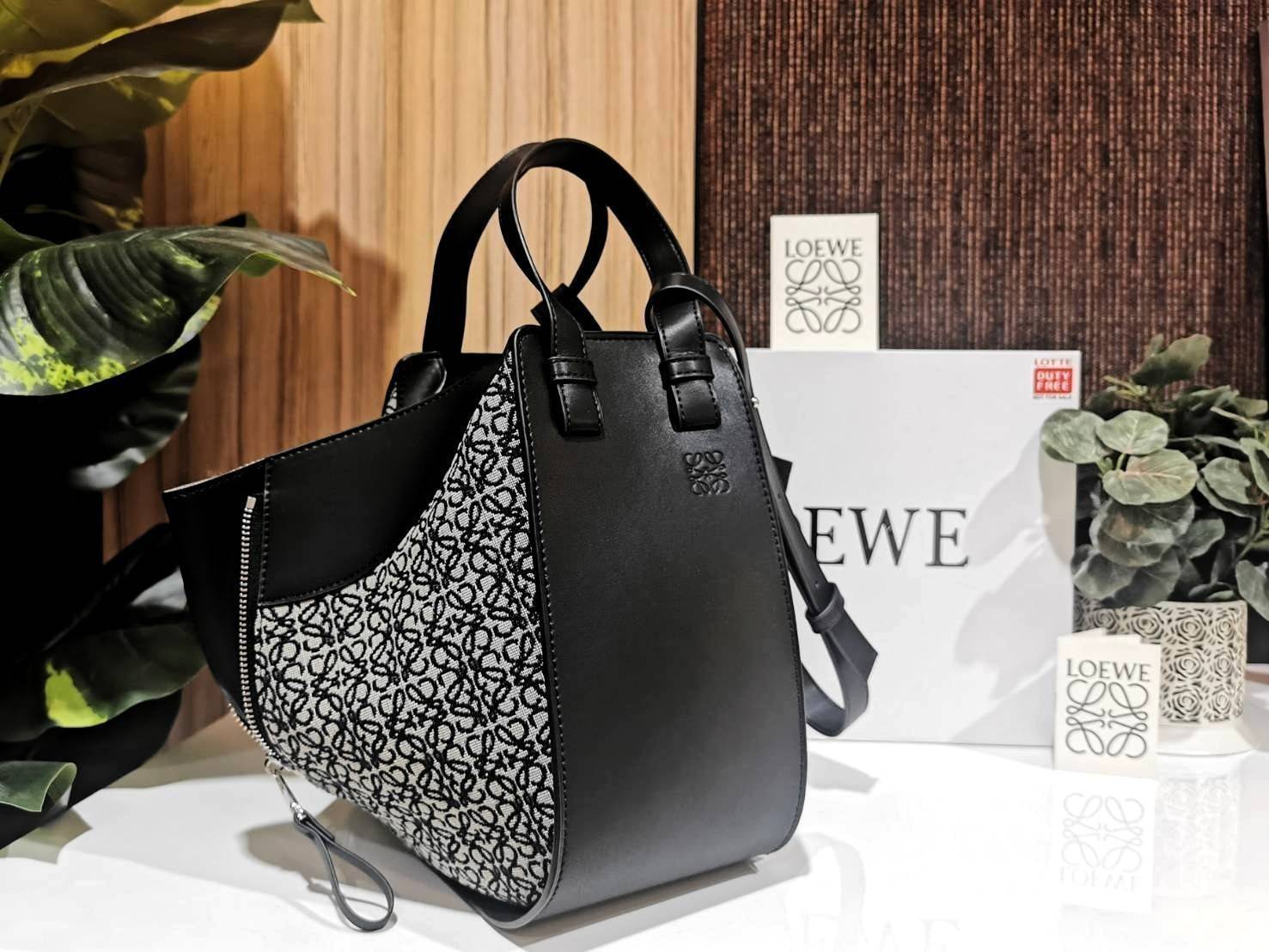 LOEWE ANAGRAM SHOULDER BAG รุ่นหายากสุดเลอค่าวัสดุ Anagram Canvas ตัดหนังแท้ Calfskin สุดคลาสสิค ขนาดกำลังดี น้ำหนักเบา ภายในโล่งกว้างและจุ ใส่กล้อง มือถือ ของใช้ได้เยอะ มาพร้อมหูสั้นหนังแท้หิ้วถนัดมือและสายหนังยาวสะพายไหล่หรือ Crossbody ก็ดูดี ตัวจริงสวย