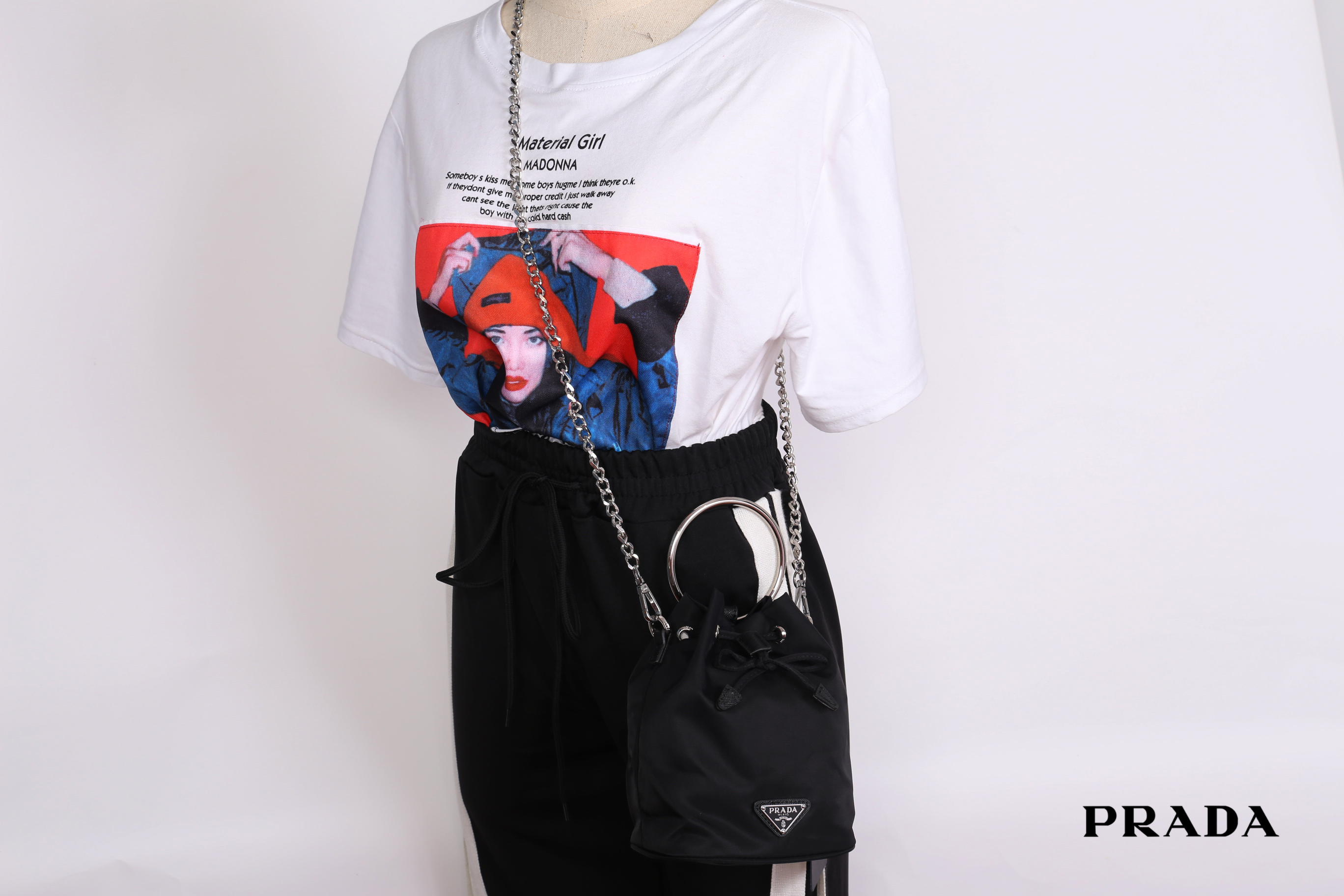 Prada mini nylon drawstring handbag / PRADA Bucket Bag ทรงสวยน่ารัก วัสดุผ้า Nylon คุณภาพดี อะไหล่เงินสวยสุดคลาสิค เปิดปิดแบบหูรูด ด้านในโล่งกว้างจุของได้พอประมาณเลยค่ะ ใส่ Iphone+ หรือรุ่นเทียบเท่าได้แบบสบายๆ ซับในพิมพ์ลายแบรนด์ ตามแบบฉบับแบรนด์