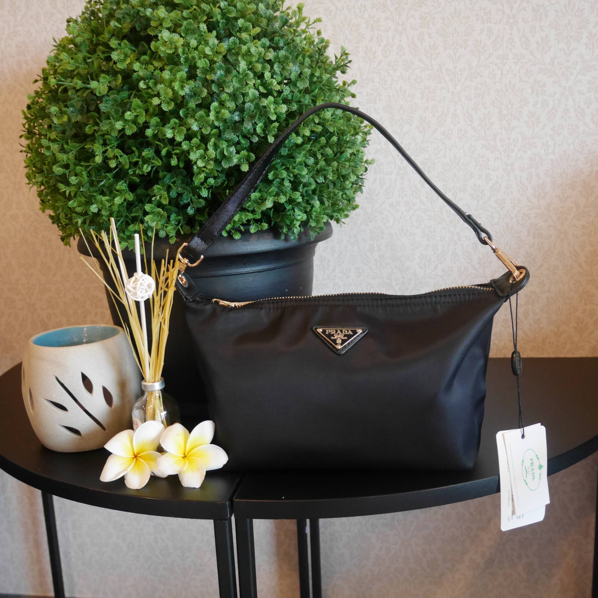 รุ่นขายดีติดอันดับTOP3 ! กระเป๋าสวยๆ งานพรีเมี่ยมกิ้ฟ จากเคาเตอร์ต่างประเทศ จากแบรนด์ PRADA เป็นกระเป๋า เครื่องสำอางค์ แต่มีสายสะพายยาวให้ 2 สาย เป็นแบบคล้องแขน และสะพายข้างลำตัว ใช้เป็น shoulder bag ได้เลยค่า หรือ ถือลำลองสวยๆ ก้อเลิศค่ะ คุ้มมากค่ะ ภายใน