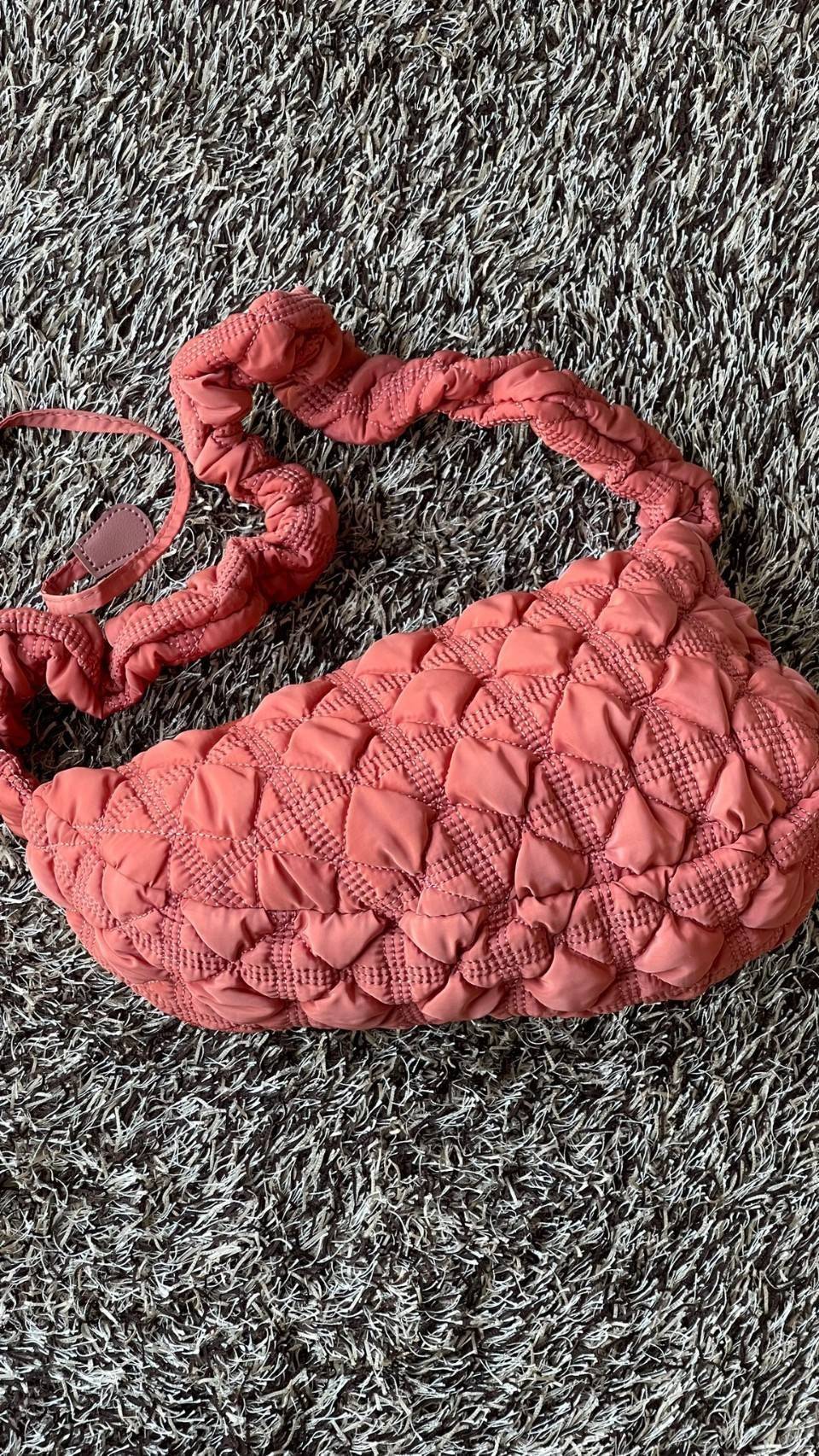 Cozy Shoulder Bag / Carlyn Bag 2022 สายแฟชั่นเกาหลีห้ามพลาด‼️ เป็นกระเป๋าที่กำลังได้รับความนิยมอย่างมากในเวลานี้ ถูกออกแบบมาให้มีลักษณะนุ่มนิ่มไม่ต่างจากพัฟเฟิลโค้ตหรือผ้านวม เลือกหยิบมาใช้ แมตช์เข้ากับคอสตูมได้ในแต่ละวัน