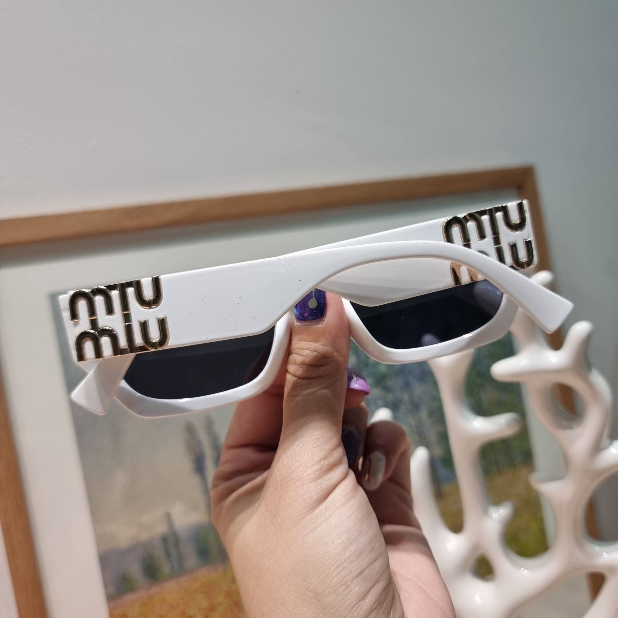 MIU MIU Sunglasses UV protection มาพร้อมอุปกรณ์ครบเซ็ท สวยปัง สวยตะโกน มีพกติดตัวไว้ไม่ตกเทรนด์ ใส่เสริมโหงวเฮ้ง ดูผู้ดี ใช้ได้ทุกโอกาส ทุกสถานการณ์ ใส่ที่บ้านถนอมสายตา ใส่ออกข้างนอกกันแดด กันลม กันฝุ่นก็มั่น ก็เลิศทั้งหมด