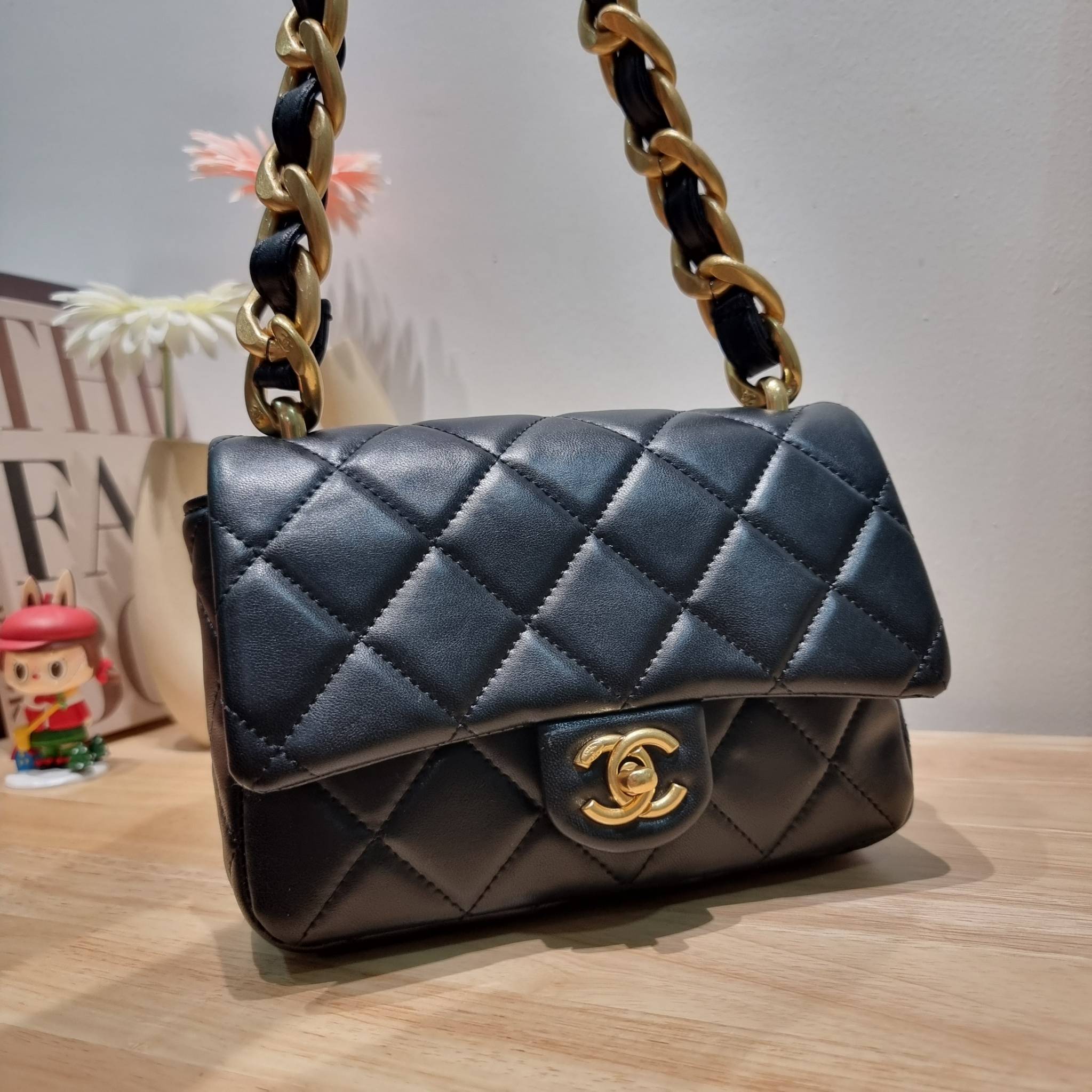 Chanel chunky chain bag in black สวยฟาดย้อนยุคความหรู ในราคาที่จับต้องได้ กับกระเป๋าสะพายไหล่ ไซส์กำลังสวย โดดเด่นด้วยสายสะพายโซ่สลับหนังเส้นใหญ่ ทนทาน ดูแพง