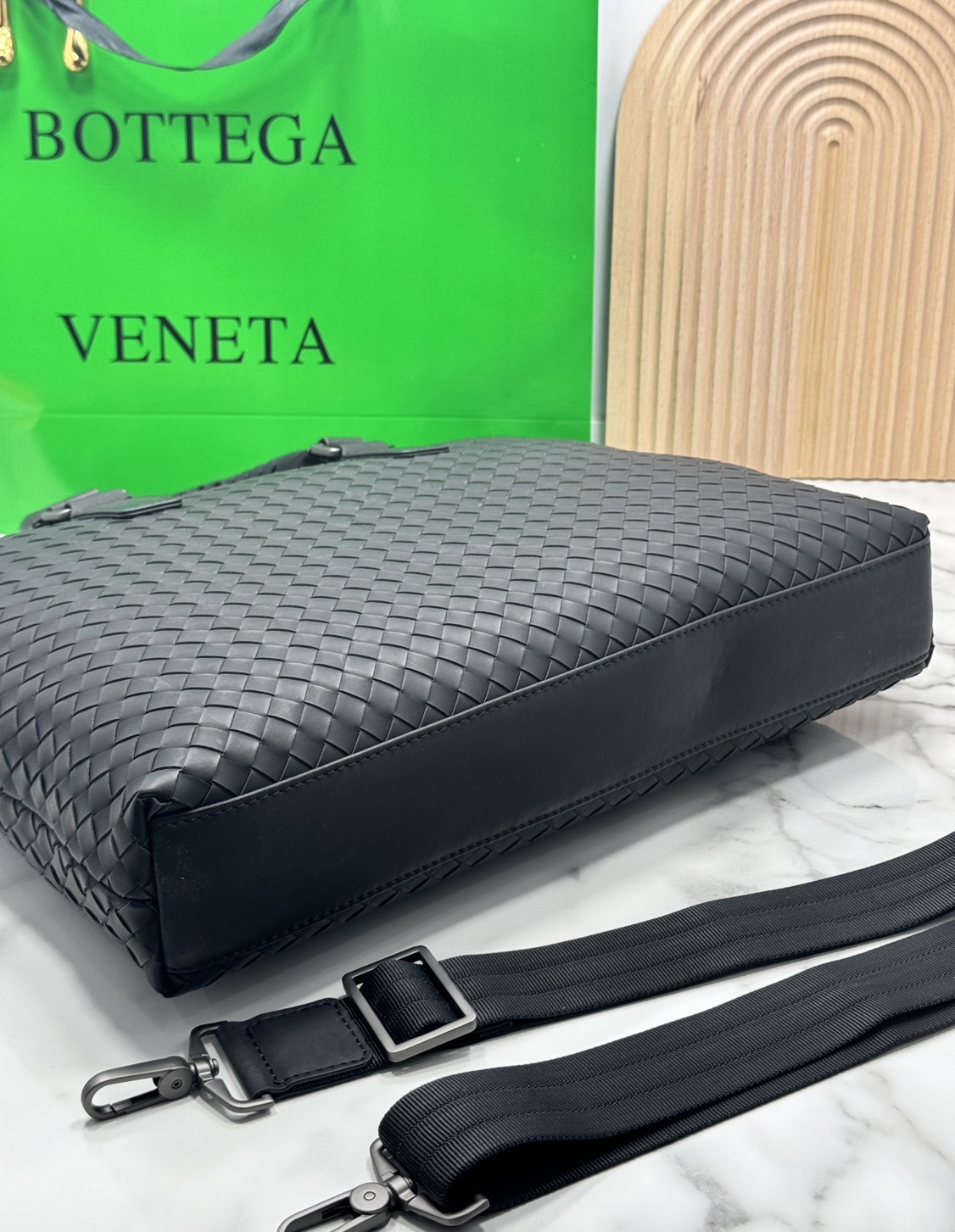 ORI หนังแท้ | Bottega Getaway Slim Intrecciato Leather Briefcase / Bottega Messenger Bag กระเป๋าใส่เอกสาร กระเป๋าทรงแมสเซ็นเจอร์ สวยเรียบหรูคลาสสิกเป็นเอกลักษณ์ โดดเด่นด้วยงานสานตาราง ดีไซน์เรียบง่าย แต่ดูแพง ไอเท็มสุดปัง!!