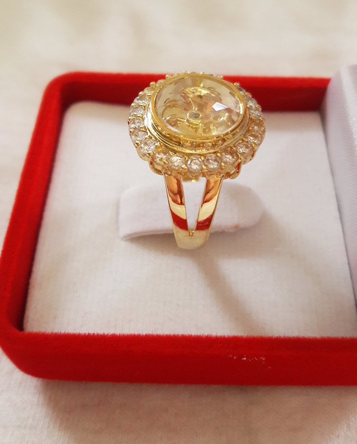 สินค้าหมดค่ะ แหวนกังหัน4ใบ รุ่นล้อมเพชร เสริมดวงเนื้อทองเหลืองชุบทองพร้อมกล่องกำมะหยี่ค่ะ