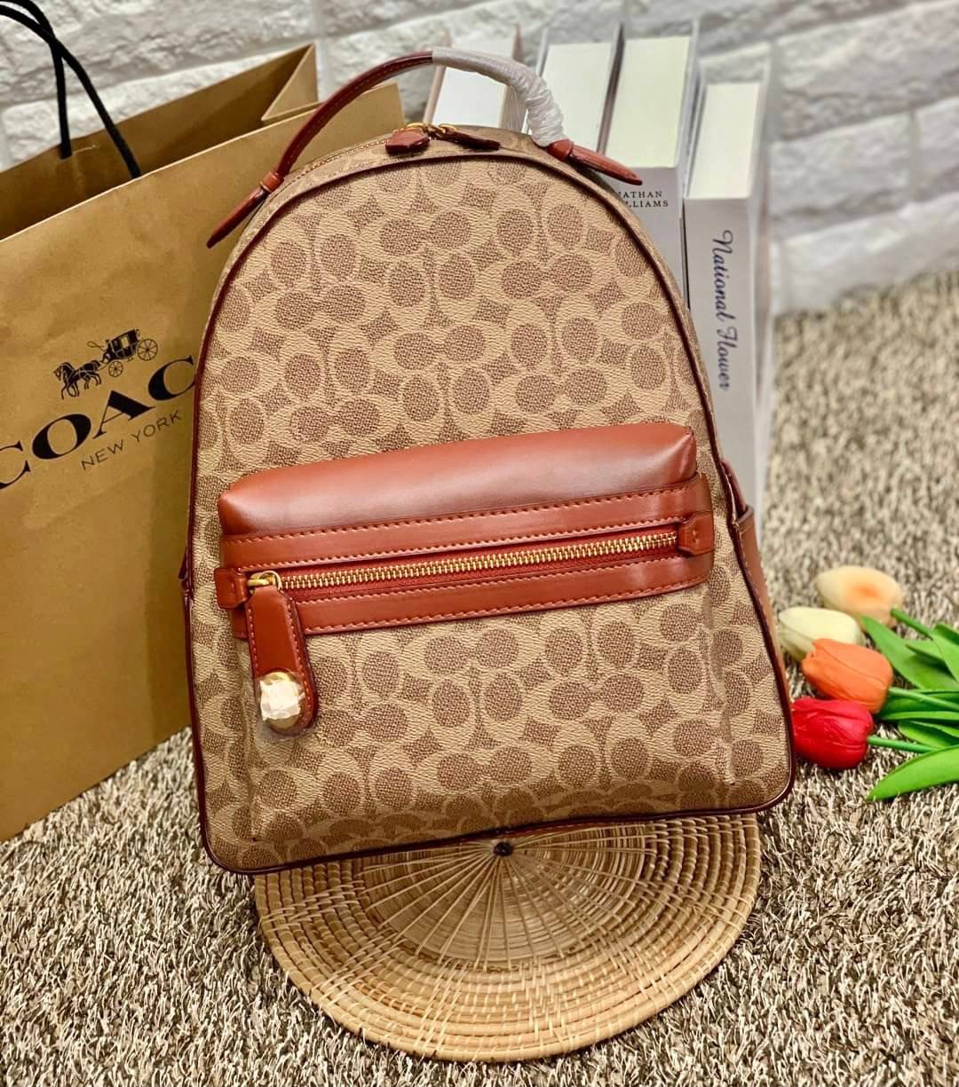 COACH CAMPUS BACKPACK IN SIGNATURE BAG ((32715)) LARGE พร้อมส่งอีกครั้ง ((ใบใหญ่)) ห้ามพลาด! กระเป๋าสะพายหลังแบบมีหูหิ้วได้ หนังแท้อย่างดี ลายหนังสวย สีหนังคลาสสิค ดูดีมากๆค่ะ ด้านหน้ามีช่องซิปขนาดกลางใส่มือถือหรือของจุกจิกได้ เปิดปิดกระเป๋าแบบซิปคู่ ภายใ