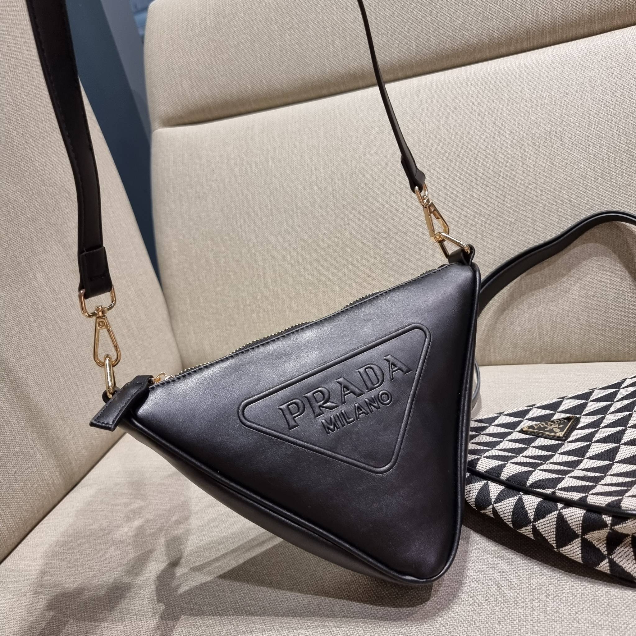 PRADA TRIANGLE BAG ล้ำกว่าใคร ใหม่กว่าใคร ไม่ต้องรอพรีฯ กระเป๋าสะพาย ดีไซน์ทรงสามเหลี่ยม ชิคๆคูลๆ ไม่มีใครเหมือน มีมาให้ถึง 2 ชิ้น วัสดุผ้า jacquard และหนังแท้ สวยคู่ สลับใช้ได้หลากหลายมากๆ เพราะยังมีสายสะพายมาให้อีกถึง 2 เส้น เกี่ยวคู่กันสะพายเท่ๆ หรือแย