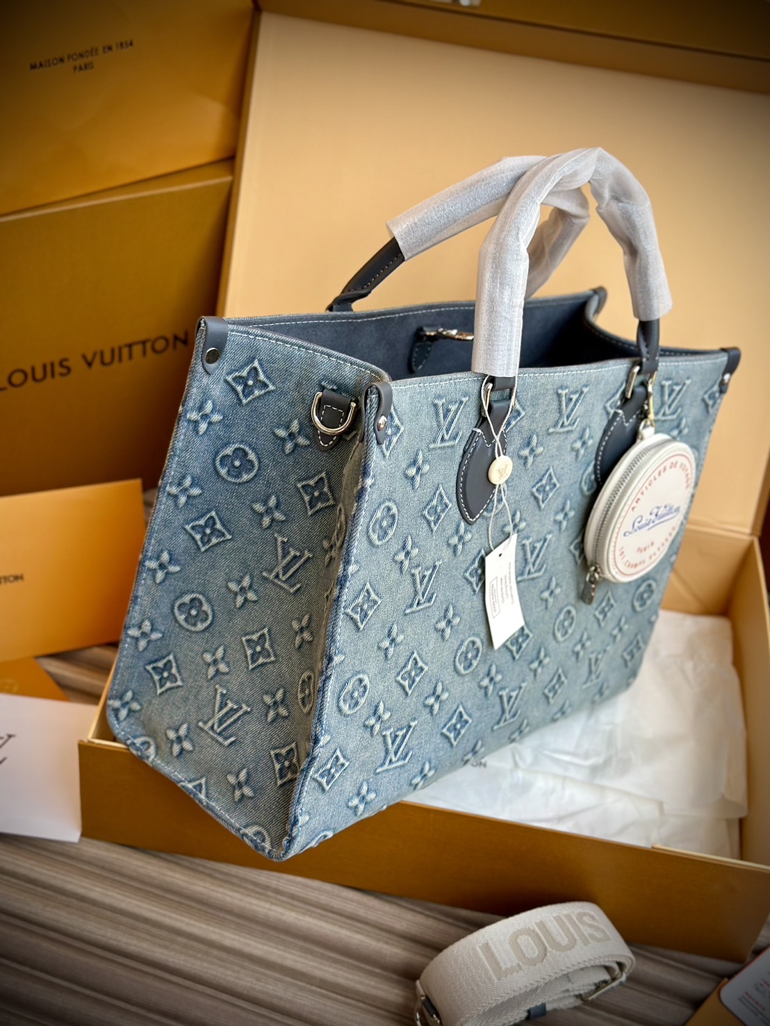 LV Onthego Denim Vintage Tote Bag กระเป๋าทรงโท้ทเดนิมสไตล์วินเทจ รุ่นใหม่ปั้มลายโมโนแกรมบนเดนิมสุดไอคอนิก ที่ใครเห็นต้องเป็นคลั่งรัก ผู้ดี หรูหราได้ทุกลุค ทุกสไตล์