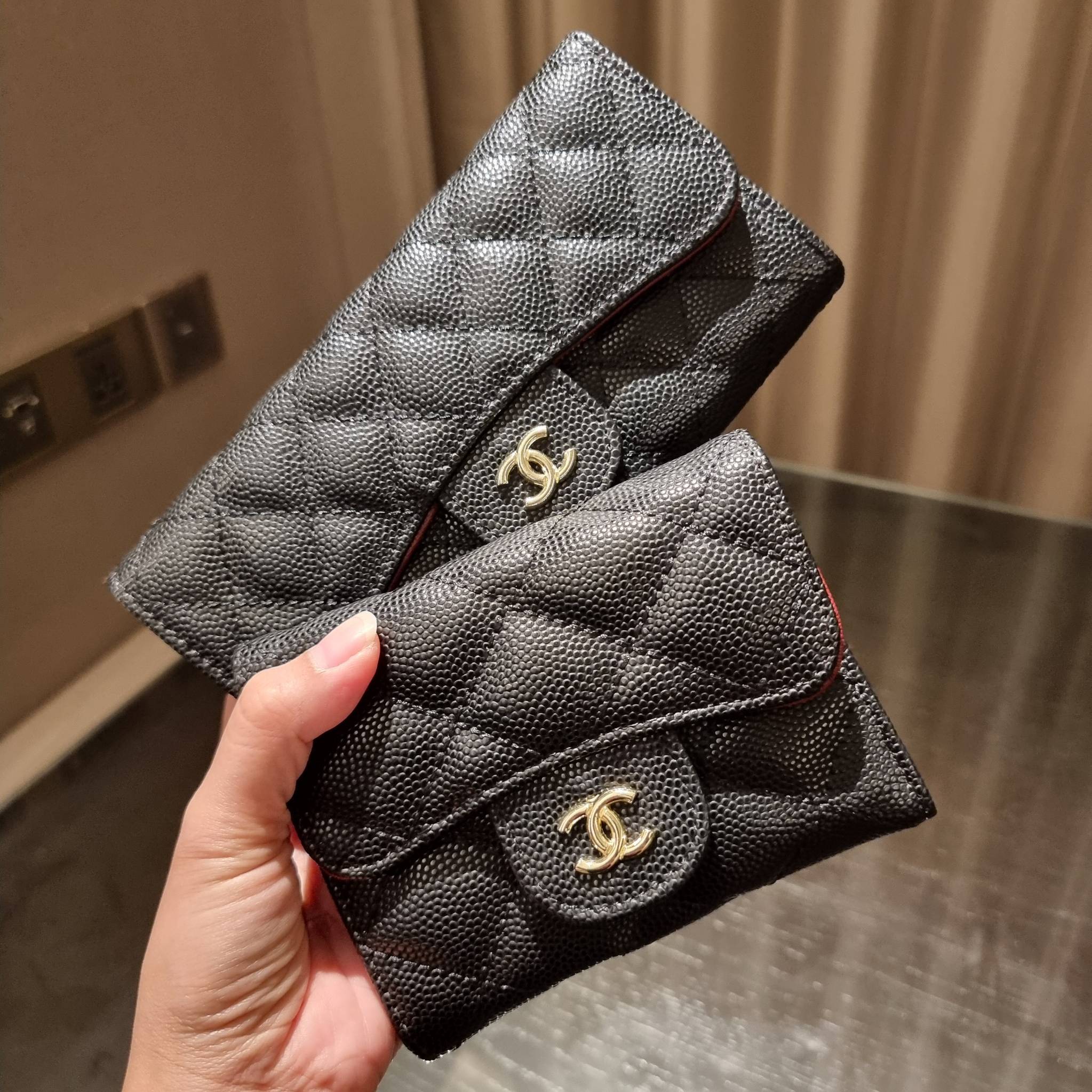 VIP 】กระเป๋าสตางค์ใบยาวรุ่นฝาพับที่ถามหากันมากที่สุด!! สวยรับทรัพย์จาก Chanel วัสดุหนังลายคาร์เวีย ลุคผู้ดีที่สุด เปิด-ปิดด้วยกระดุมแม่เหล็ก ภายในกระเป๋ามีช่องใส่บัตรได้เยอะ ใส่ธนบัตร ใส่เหรียญได้ มีช่องซิปแยกอีกหนึ่งช่อง ดีไซน์เรียบหรูดูคลาสสิค!! สาวๆห้า