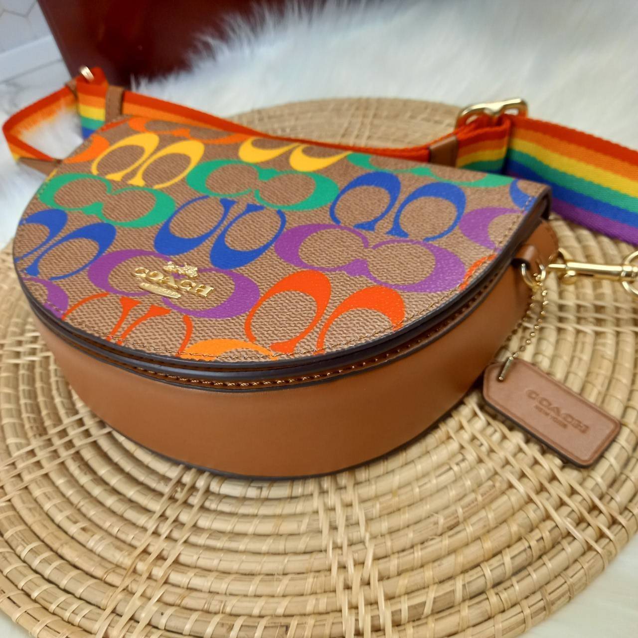 COACH ELLEN CROSSBODY IN RAINBOW SIGNATURE CANVAS (COACH C4098) ให้สายรุ้ง มัดใจได้มั้ยเนี้ย🌺คอลเลคชั่นที่ไม่ต้องพูดเยอะ//กระเป๋ารูปทรงน่ารัก ที่ใครได้เห็นเป็นต้องอดใจไม่ไหว // วัสดุหนังแคนวาสผสมหนังแท้ กระแทกความสดใสขึ้นไปอีกขั้น ด้วยลาย