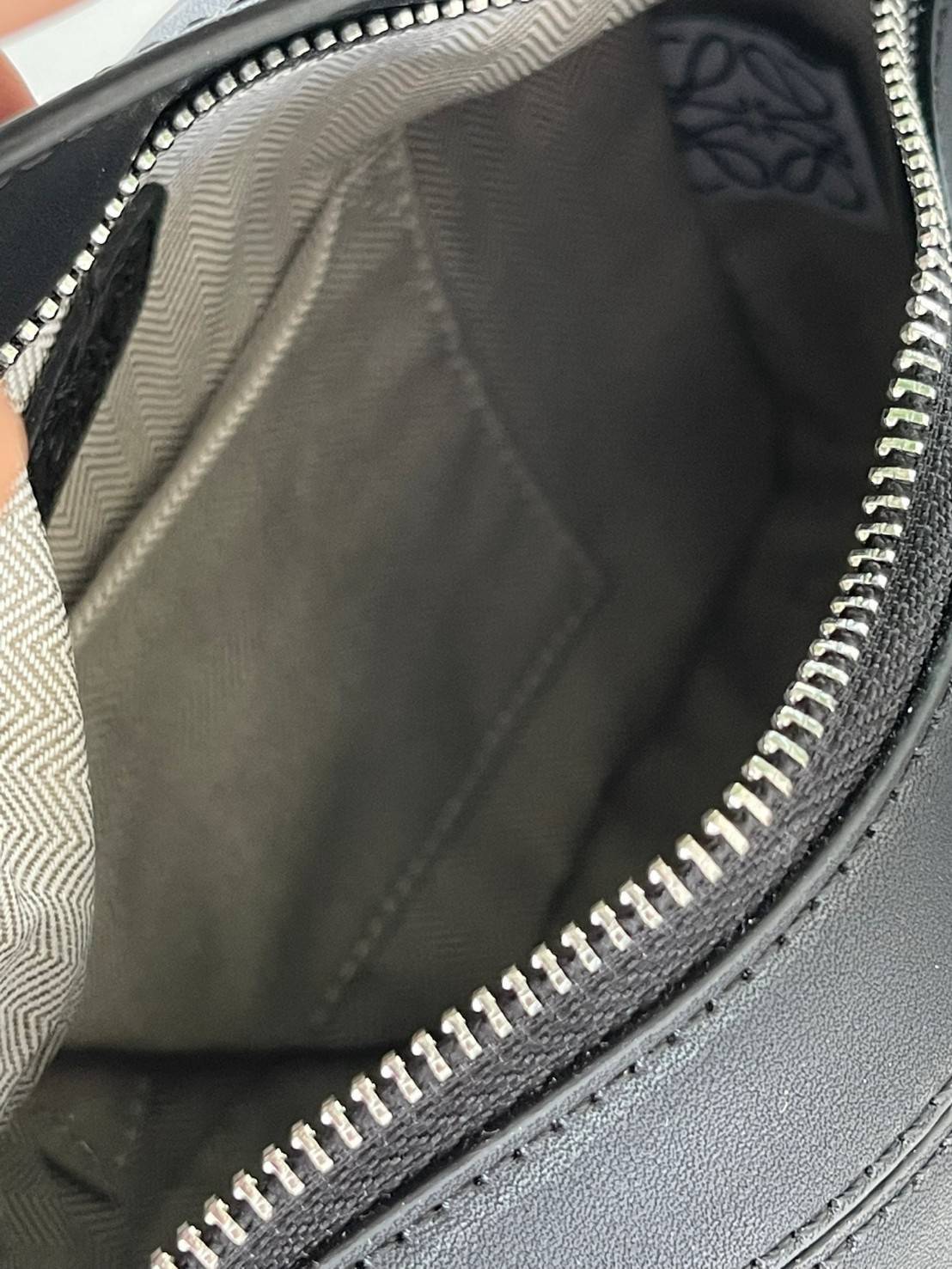 Loewe Puzzle Bag In Classic กระเป๋าทรง Puzzle นี้ออกแบบโดย Jonathan Anderson โดยได้รับแรงบันดาลใจในการออกแบบมาจากรูปทรงของลูกรักบี้ ดังนั้น จึงจะเห็นได้ว่าการตัดเย็บและรูปทรงของกระเป๋านั้นคล้ายคลึงกับลูกรักบี้ รูปทรงดูมินิมอลไม่ทิ้งคอนเซ็ปต์ของแบรนด์ สามา