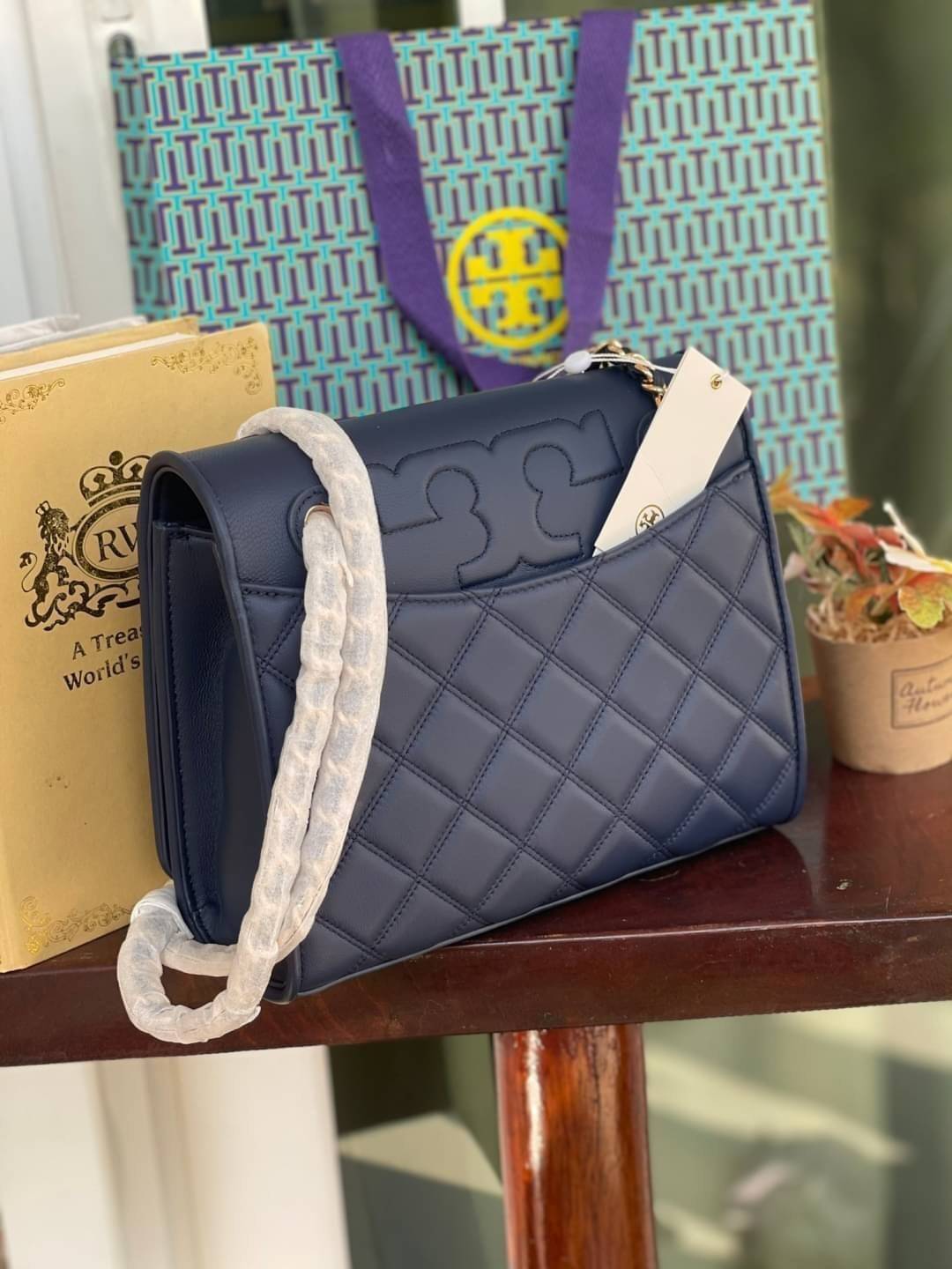 Tory Burch Savannah Convertible Shoulder Bag สาว ๆ ลุคสาวๆไม่ควรพลาด Collection นี้เลยนะคะ เป็นรุ่นที่ตอบโจทย์และครองใจสาว ๆ ได้อย่างแท้จริง เนื่องจากมีดีไซน์เรียบหรู โดยทางแบรนด์ได้ใช้เทคนิคการเย็บบนหนังเป็นลายเส้น (Chevron) ทำให้กระเป๋าดูมีราคามากยิ่งขึ