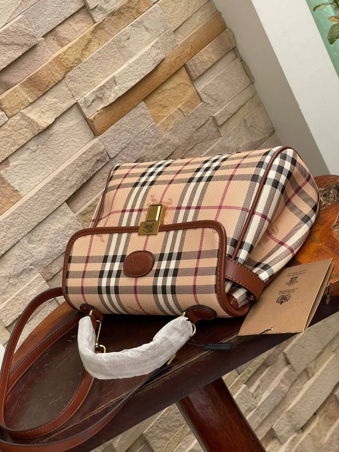 Burberry london kelly bag vintage with strap Gift Bag เป็นขนาดที่พอเหมาะกับการใช้ในชีวิตประจำวัน รูปทรงคลาสสิกที่ไม่ทิ้งในเรื่องของคุณสมบัติการใช้งานลวดลาย Vintage Check ที่ถือว่าเป็นสัญลักษณ์อันเก่าแก่ของแบรนด์ เสริมทุกสไตล์การแต่งตัวได้แบบไม่มีตกยุค พร้