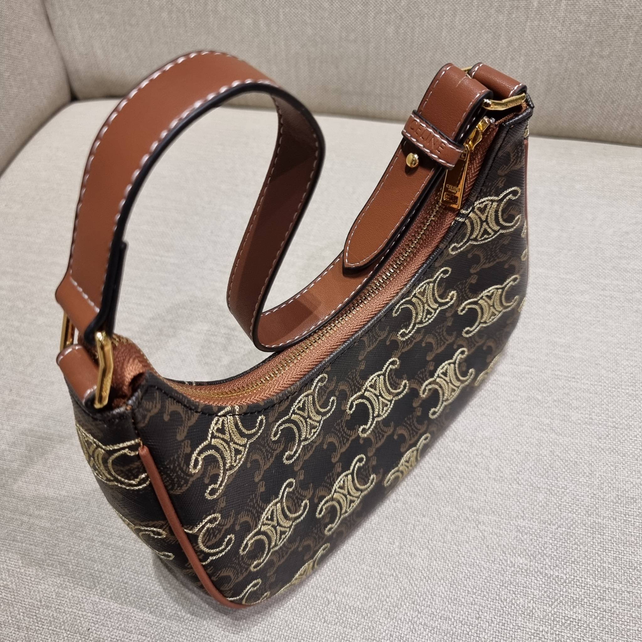 VIP 🥂 CELINE AVA IN TRIOMPHE CANVAS WITH TRIOMPHE HEART EMBROIDERY สวยเกินต้านรุ่นสุดปัง ที่ดีไซน์ออกมาใหม่ พร้อมให้ได้สวยก่อนใครไปเลย กับกระเป๋าสะพายไหล่ รูปทรงไม่เหมือนใครไม่เกร่อ ใช้แล้วดูแพง!! และที่น่ารักแบบตะโกนก็ตรงที่ โลโก้ลายปัก ดีเทลเดิน