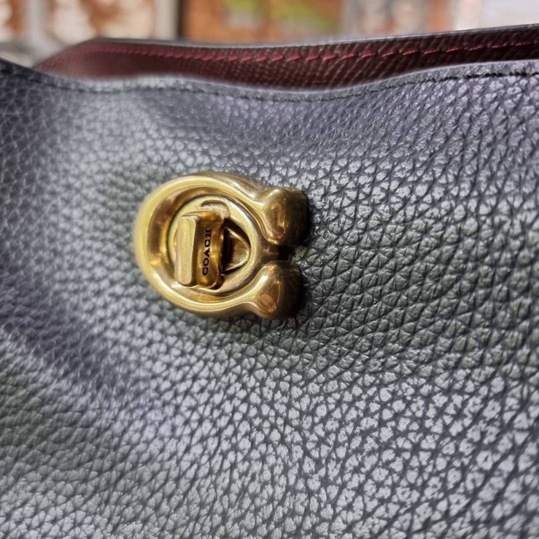 COACH WILLOW SHOULDER BAG ((C2745//C2590//C2621)) พร้อมส่งที่ไทย รุ่นแนะนำค่ะ🔥🔥 🔺กระเป๋าหิ้ว//คล้องไหล่//สะพายข้าง สุดคุ้ม! หนังแท้ชั้นดี ได้ไปหลงรักแน่นอนค่ะ หนังสวยมากๆ😘 🔺ตัวกระเป๋าแบ่งเป็นสองช่องหลัก ด้านนึงเป็นแ
