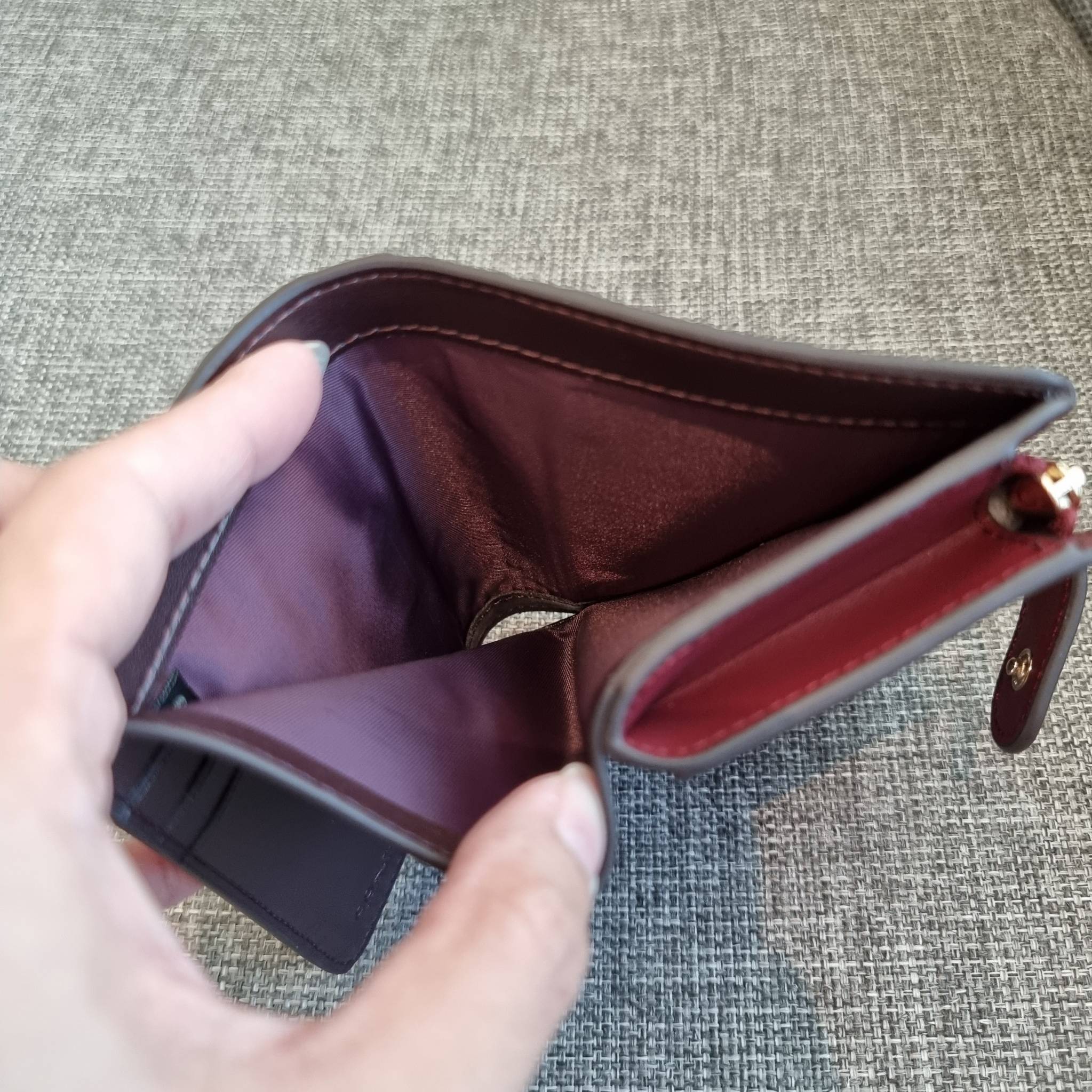 OUTLET 】COACH F25937 MEDIUM CORNER ZIP WALLET กระเป๋าสตางค์ใบกลาง 🔥 รุ่นหนังแก้วสุดฮอต!! สวยหรู ขนาดกำลังเหมาะมือ ดูดีดูแพงทุกสี มีช่องใส่บัตรและธนบัตรครบ และมีช่องแยกสำหรับใส่เหรียญ มาให้ครบเซ็ท พร้อมเสิร์ฟความสวยให้ถึงบ้านไปเลยจ้า