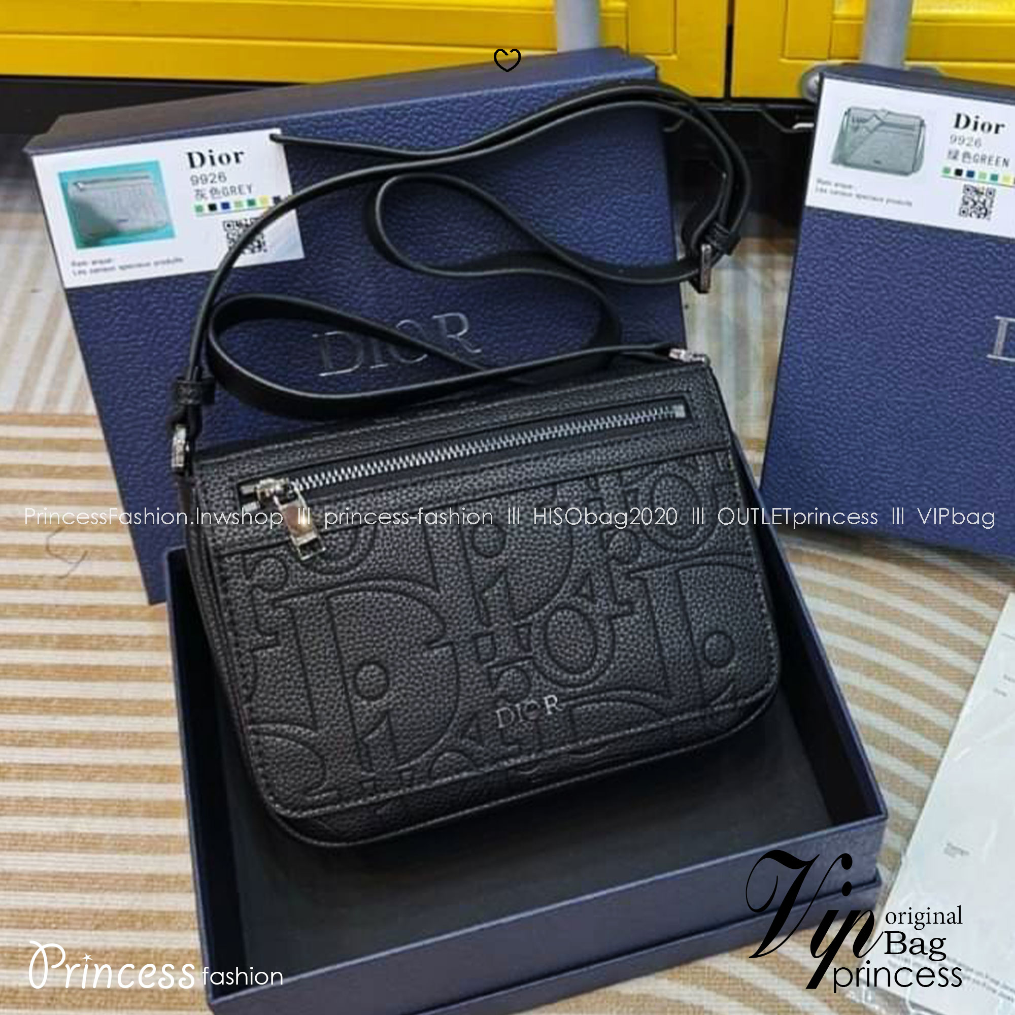 DIOR Messenger Bag with Flap กระเป๋าสะพายทรงแมสเซ็นเจอร์ รูปทรงใหม่ทันสมัย ปั้มลายแบรนด์สง่างามเหนือกาลเวลา ใหม่ล่าสุด ไอเท็มที่หนุ่มๆต้องไม่พลาด -- [รับตัวแทนกระเป๋า]