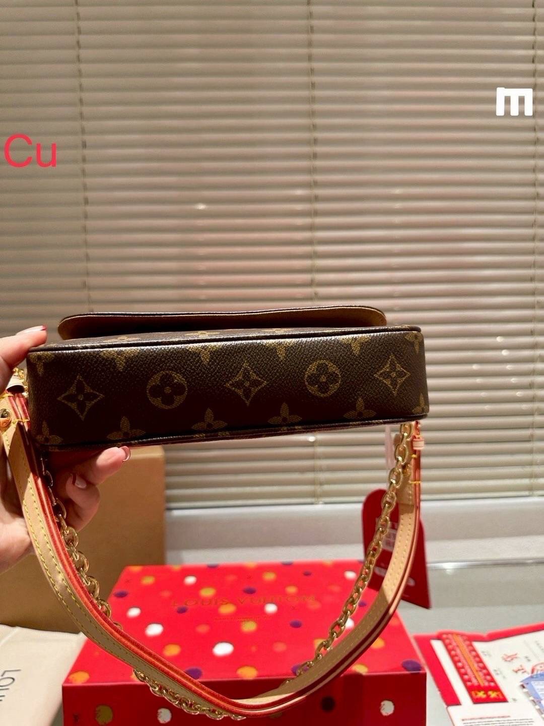 LV Ivy chain wallet กระเป๋าสะพายดีไซน์กึ่งกระเป๋าสตางค์ รุ่นยอดนิยม แต่งสายโซ่สีทองสวยหรู สุดคุ้มด้วยลูกเล่นที่หลากหลาย คล้องไหล่ สะพายข้าง คล้องแขน ได้หมด