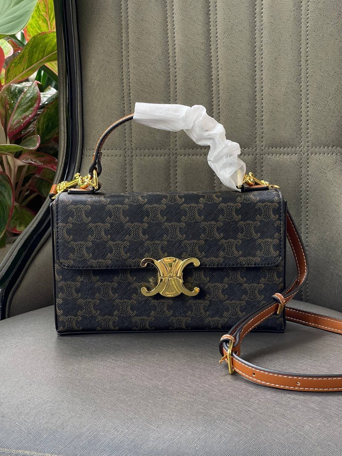 Celine Triomphe shoulder handbag Bag / Celine box triomphe in Natural Calfskin Tan กระเป๋าสะพายเรียบหรูและดูทันสมัยใบนี้ออกมา ให้คุณเลือกสะพายในชีวิตประจำวันเข้ากับการแต่งตัวสบาย ๆ หรือถอดสายถืงออกงานปาร์ตี้สังสรรค์ ก็ช่วยให้คุณดูโดดเด่นได้เช่นกัน นอกจากน