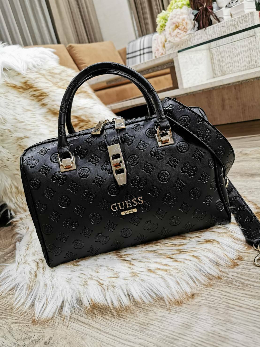 GUESS WOMEN’S SINGNATURE BOWLING BAG กระเป๋าสะพายทรง Bowling รุ่นใหม่จาก GUESS FACTORY หนังนิ่มสวยหรูอยู่ทรงปั้ม SINGNATURE BRAND รอบใบโดดเด่น ใบใหญ่กำลังดี น้ำหนักเบา ด้านหน้าประดับโลโก้ หูหิ้วเเข็งแรงพับลงได้ เปิดปิดด้วยซิปคู่สะดวกใช้ หัวซิปแบรนด์ ภายใน