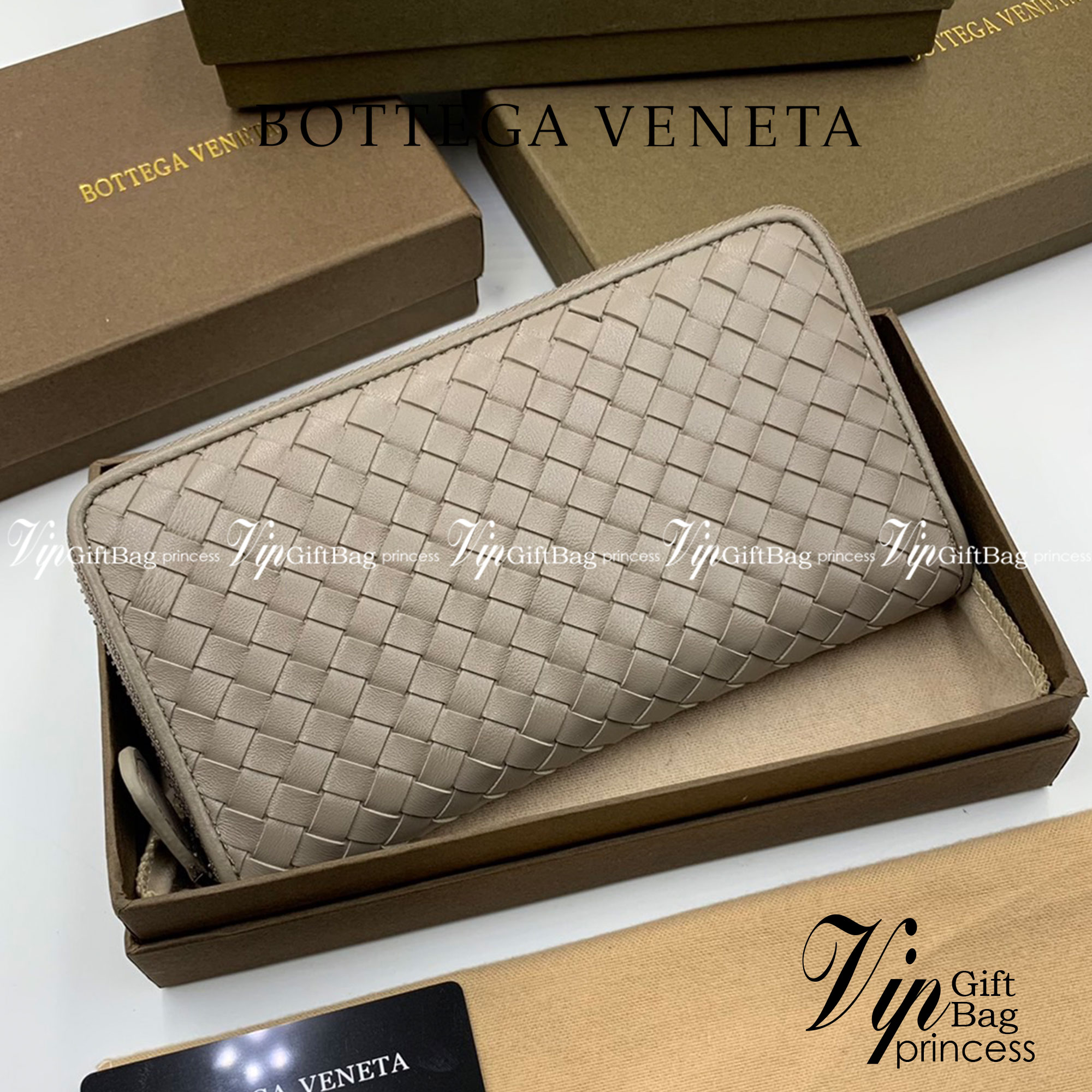 หนังแท้ BOTTEGA VENETA LONG WALLET ZIP AROUND / BV Wallet / BV Long Wallet พร้อมส่งที่ไทย กระเป๋าสตางค์ใบยาวซิปรอบ งานหนังแท้ทั้งใบ รุ่นตามหา เป็นรุ่นยอดนิยม ใช้ได้ทั้งหญิงชาย คลาสสิกหยิบมาใช้งานได้บ่อยที่สุด ใช้ทนทานได้นานภาพสินค้าถ่ายจากงานขายจริง ใช้งา