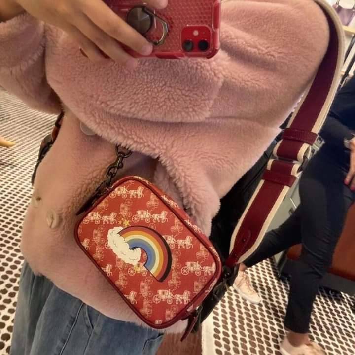 COACH Camera Bag 26, rainbow-red pattern COACH Camera Bag 16 With Horse And Carriage Print and Heart OXBLOOD (F79369 F88264) 🍁น่าใช้มากมาย รุ่นนี้มาพร้อมสายสปอร์ตใหญ่ ถอดเก็บได้ ปรับระดับได้ หนาแน่น ทนทาน จุของได้เยอะพอสมควร //วัสดุแคนวาส
