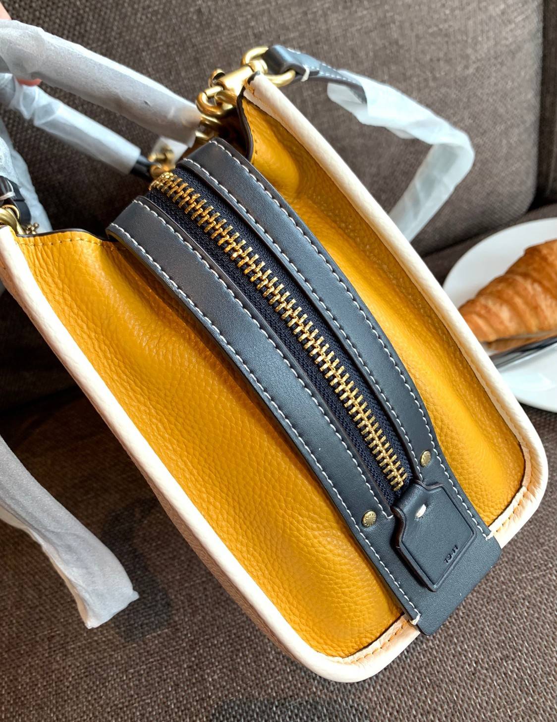 LIMITED EDITION!💥 💋สวยต้องยกนิ้วให้นางไปเลยจร้าา👍👍 COACH DISNEY X COACH ROGUE 25 WITH MICKEY MOUSE((C6166)) 📌พร้อมส่งที่ไทยก่อนใคร คุณภาพจัดเต็มบอกเลย หลงรักแน่นอนค่ะ! ✔️กระเป๋าหิ้ว//คล้องไหล่//สะพายข้างได้ ส