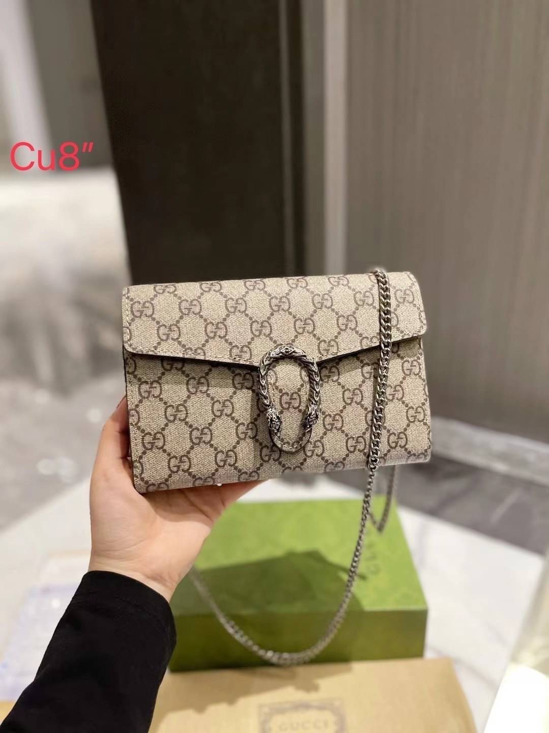 GUCCI Dionysus GG Supreme chain wallet กระเป๋าสะพายคลาสสิควินเทจ ดึงดูดและสะกดสายตาด้วยอะไหล่ดีเทลหรูรูปหัวสิงโต สะพายหรือถือเป็นคลัชท์ได้