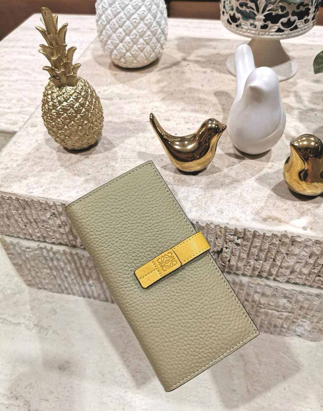 LOEWE LONG WALLET BAG วัสดุหนังแท้เทคเจอร์สวยอยู่ทรงปั้มโลโก้แบรนด์ด้านหน้าเปิดปิดด้วยกระดุม ภายในมีช่องใส่ธนบัตรหลายช่อง ช่องหลักสามารถใส่มือถือได้ มีช่องซิปใส่เหรียญ ช่องใส่ธนบัตรใส่แบงก์พันได้ สวยน่าใช้ พร้อมส่งที่ไทยสุดคุ้มห้ามพลาด!