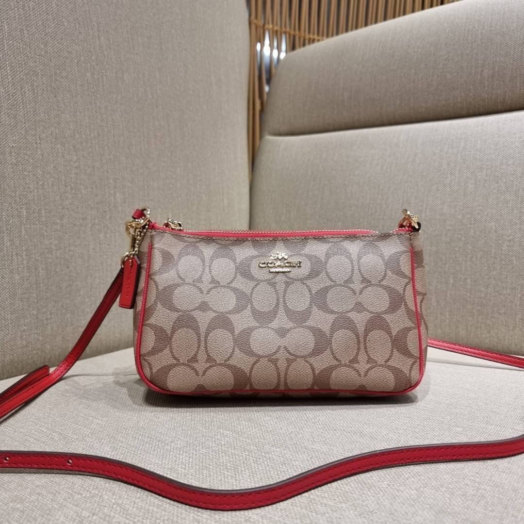 COACH 36674 TOP HANDLE POUCH IN SIGNATURE JACQUARD กระเป๋าทรงพอช ยอดฮิต ยกขึ้นแท่น ด้วยดีไซน์ที่ออกมาให้ใช้งานได้ง่าย ขนาดกำลังเหมาะ วัสดุหนังแคนวาสทนทาน ดีไปหมดขนาดนี้!! คุณลูกค้าถึงสั่งกันรัวๆจริงๆ ภายในโล่งกว้าง ใส่โทรศัพท์ได้ทุกรุ่น มาพร้อมสายคล้องแขน